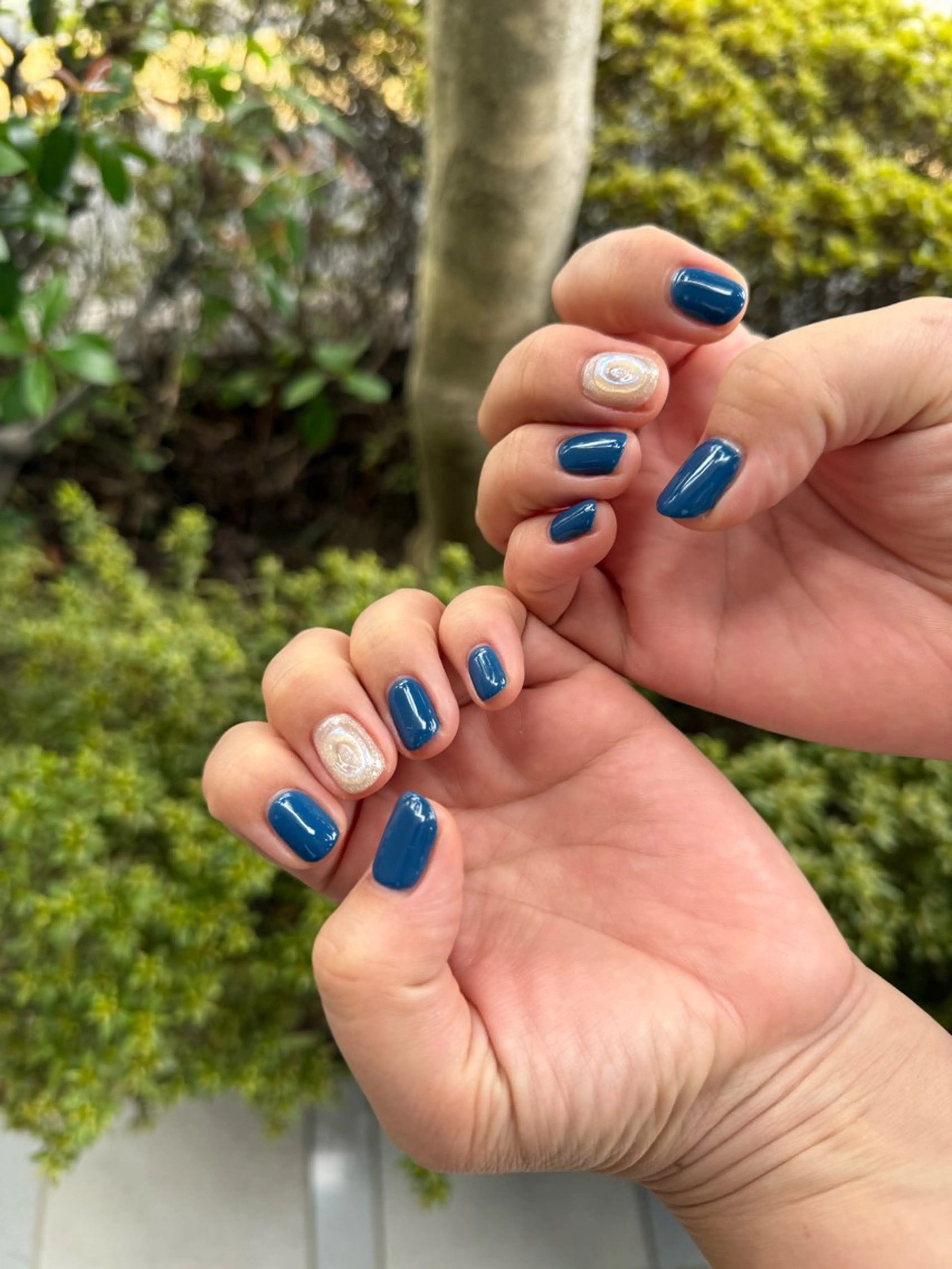 ネイル ラメ(グリッター) ネイビー ワンカラーネイル ぷっくりネイル ホワイト デ・アイム「nail salon MIMIPARUN」所属・ナリス化粧品 MIMIPARUNのネイルデザイン