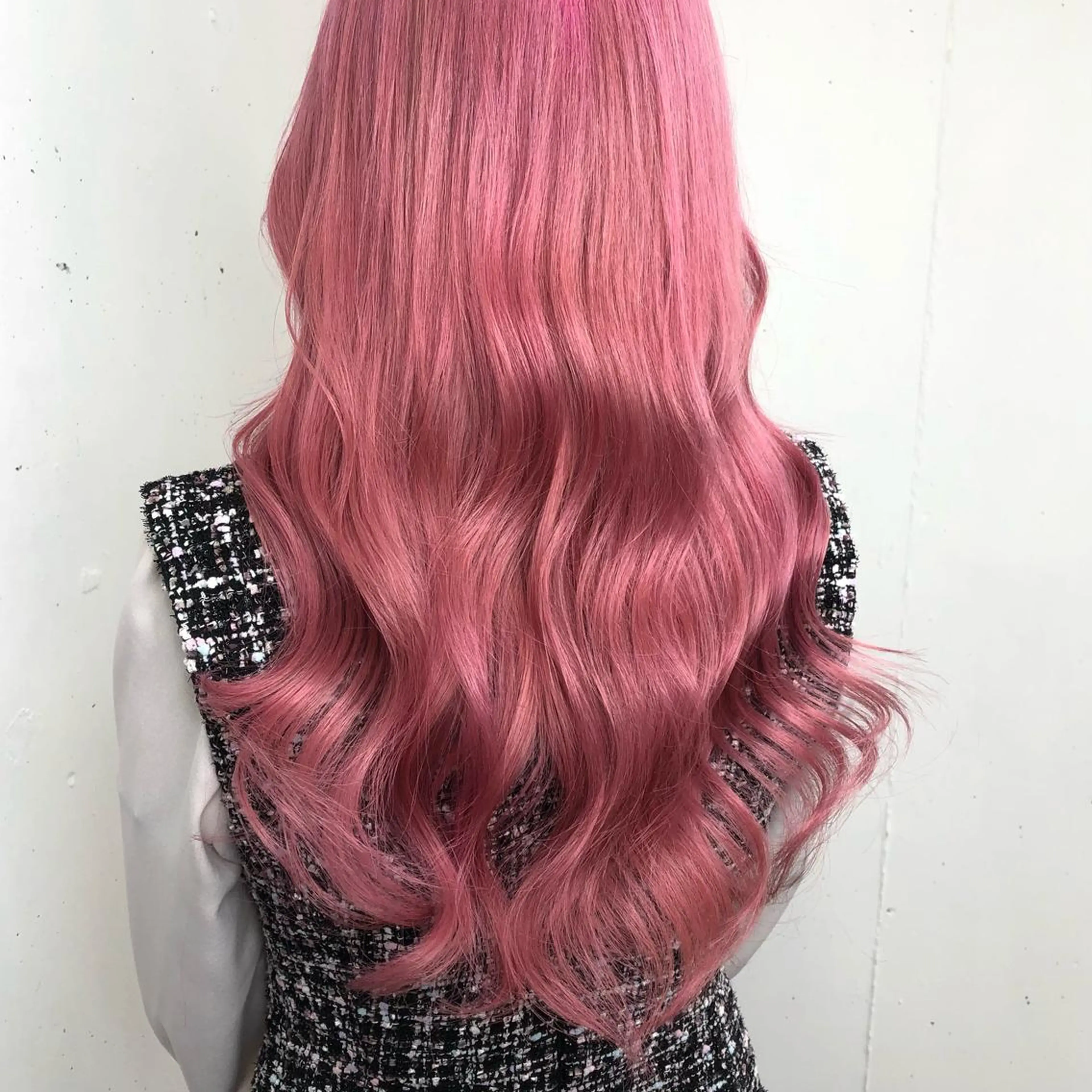 ロング カラー ヘアアレンジ ブリーチ ピンクカラー ヘアカラー トリートメント ヘアセット 八巻 晴香のヘアスタイル