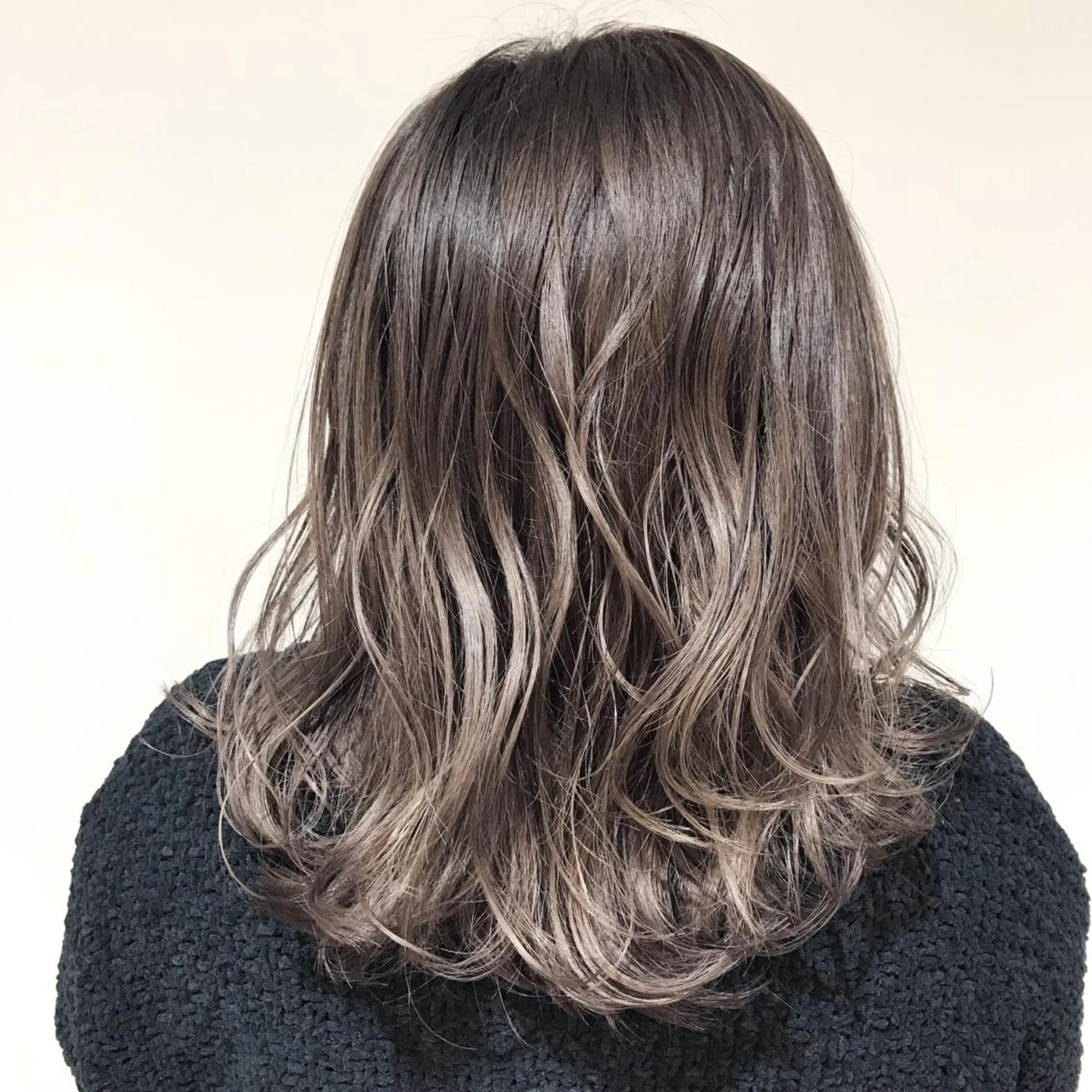 ショート カラー アッシュ アッシュグレー アッシュグレージュ バレイヤージュ ベージュカラー AMI Hair  supply所属・髪質改善カラー 韓国風レイヤーのヘアスタイル