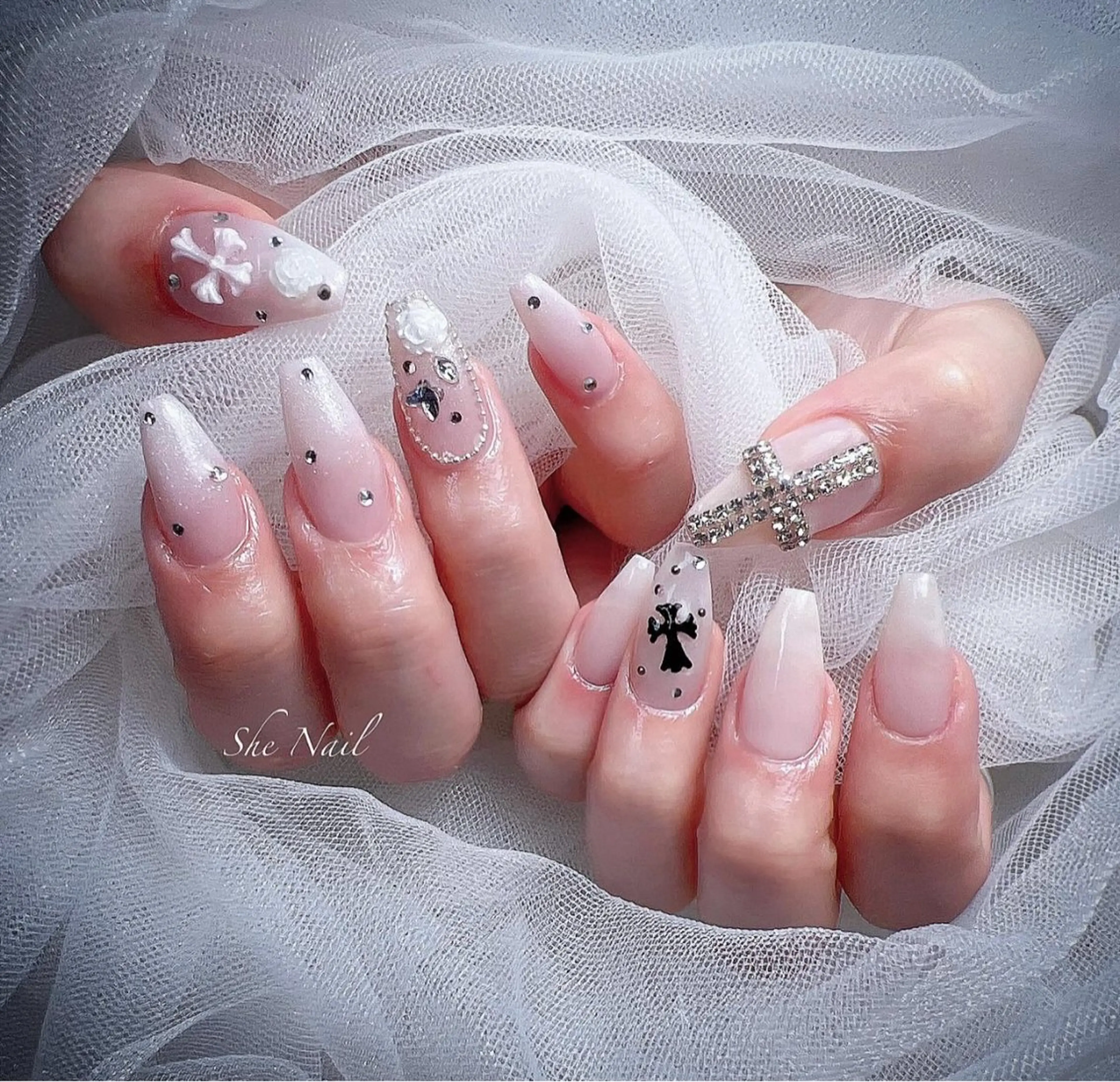 ネイル チークネイル ドット 長さ出し グラデーション マグネットネイル ハンドネイル She Nail所属・ISA_ BELLAのネイルデザイン