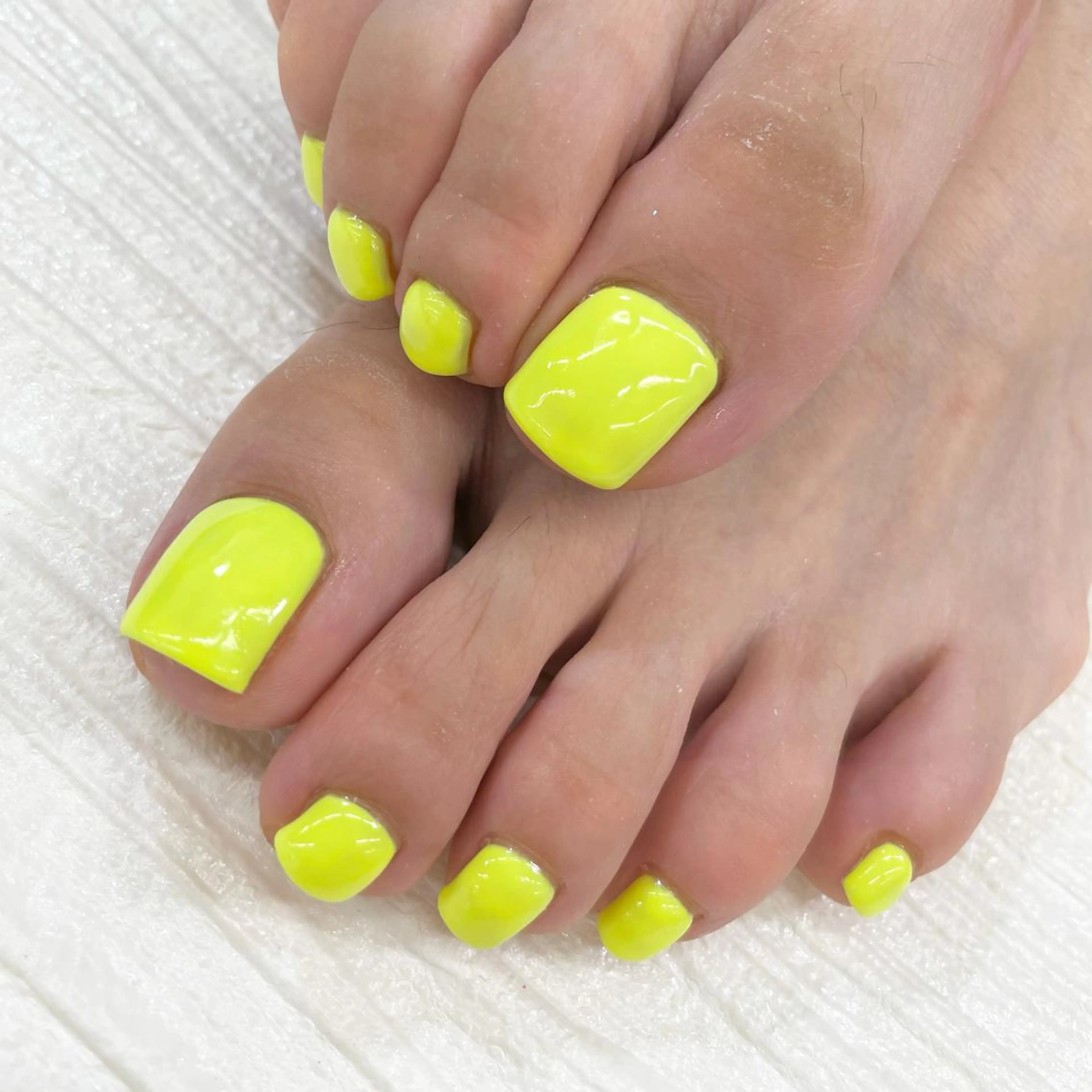 ネイル フットネイル ワンカラーネイル 黄色 Nail Blue512所属・Nailist MINORIのネイルデザイン