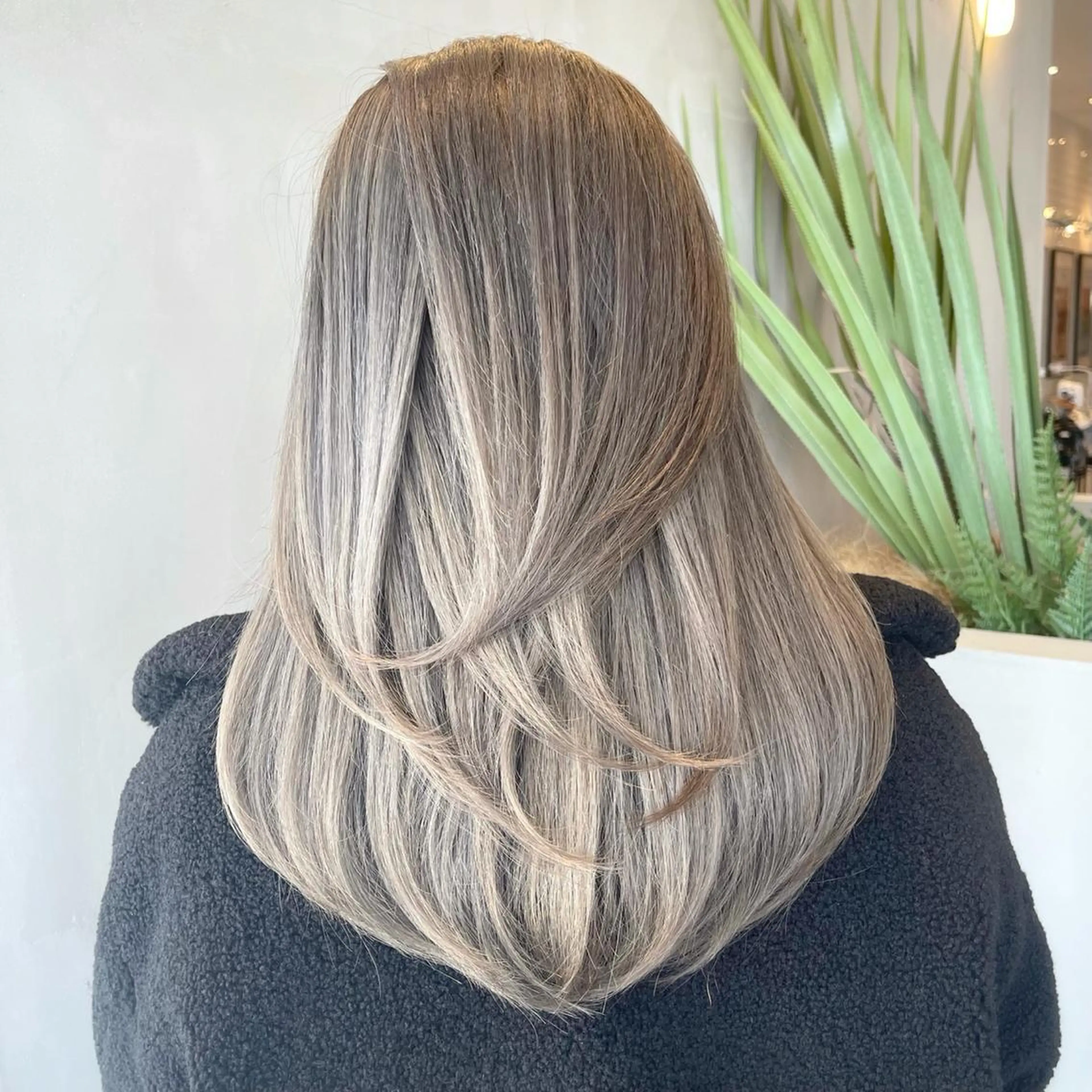 ミディアム カラー ヘアアレンジ バレイヤージュ デザインカラー ハイライトカラー 外国人風カラー ハイライト アンドウ ユウ/ レイヤーカット/韓国のヘアスタイル