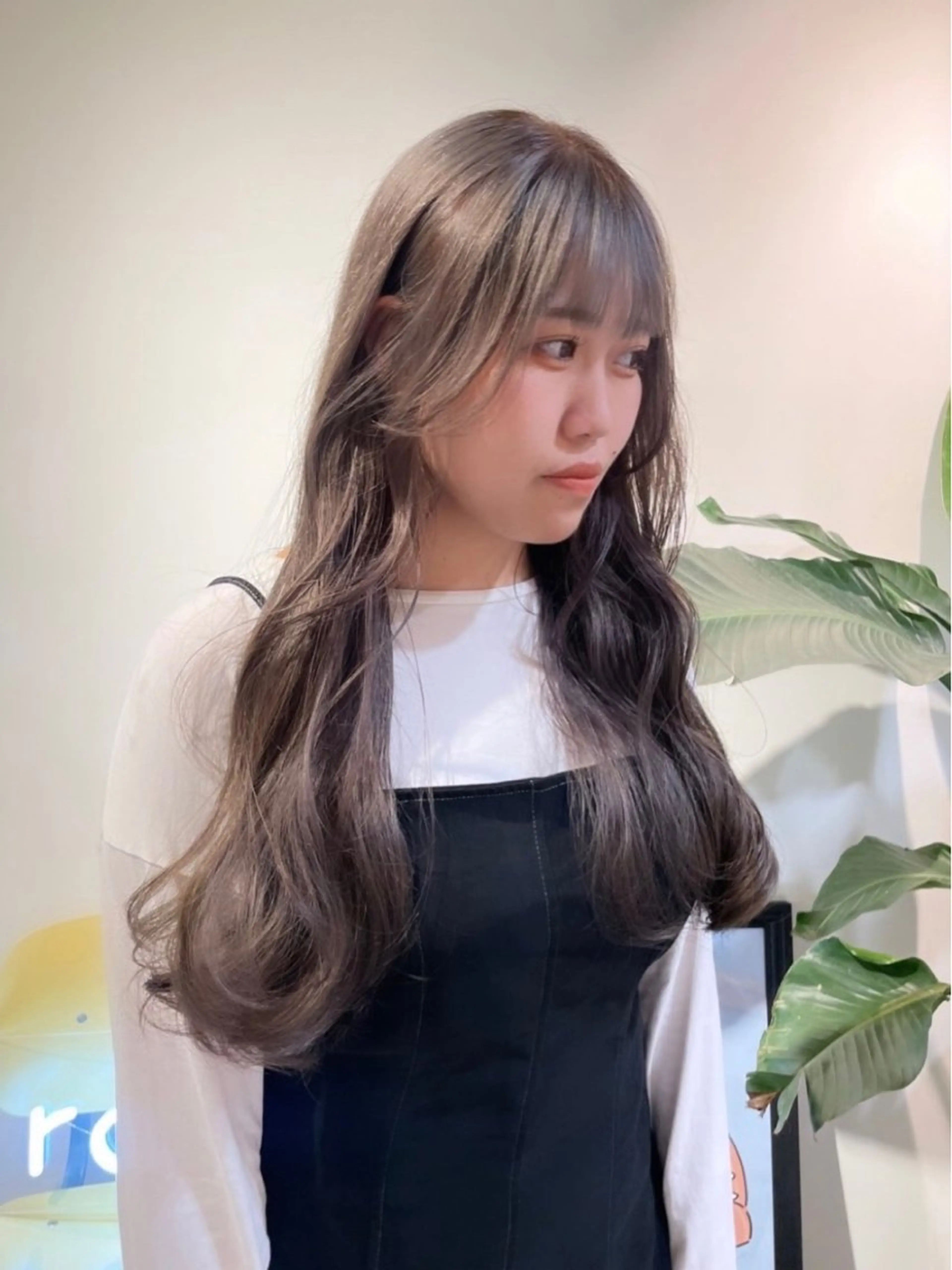 ロング カラー グレージュ ミルクティーグレージュ ヘアカラー 若月 あやかのヘアスタイル