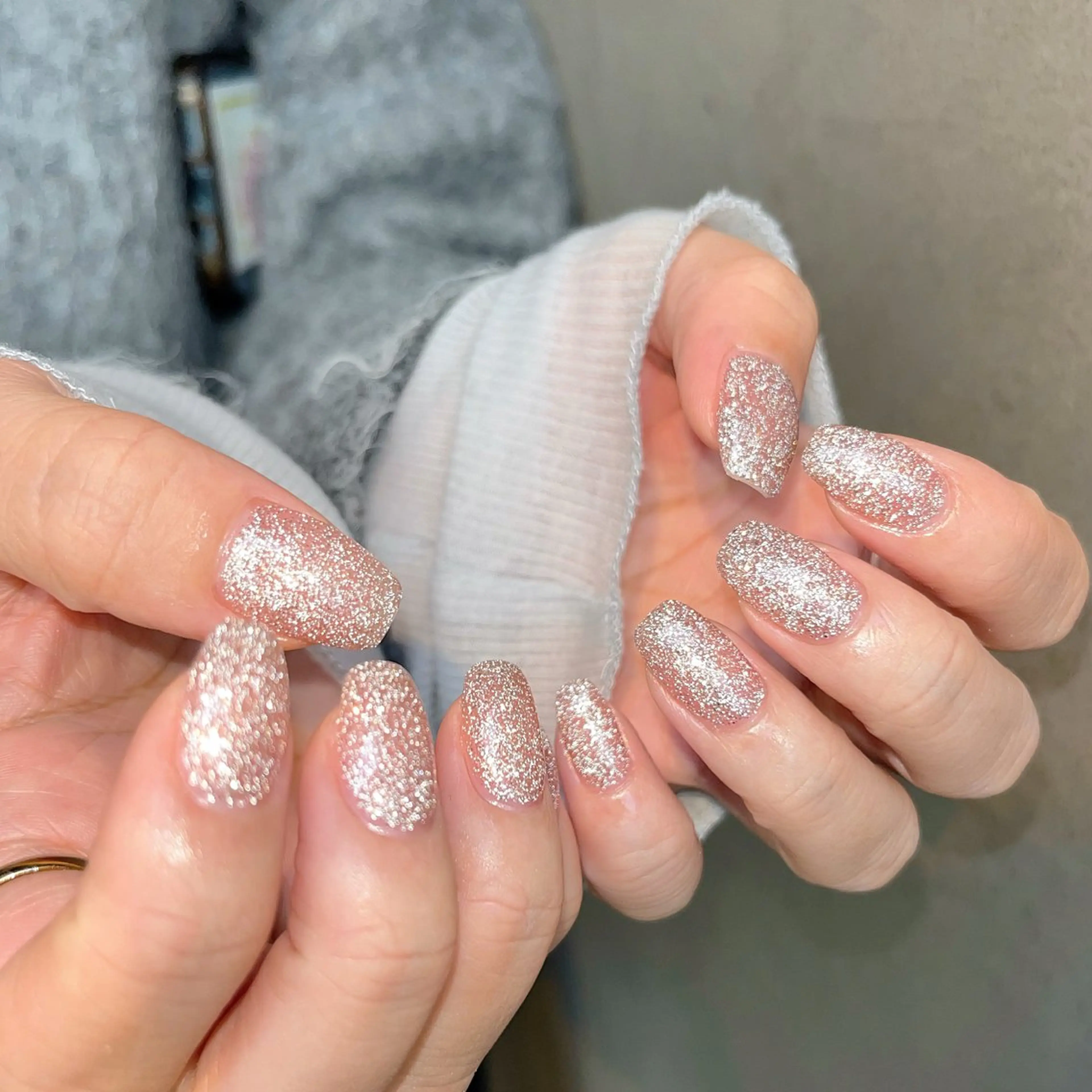 ネイル フラッシュネイル キラキラネイル ピンク シルバー ハンドネイル ハンドケア 🎀NAIL🎀 AI🪄︎︎◝✩のネイルデザイン