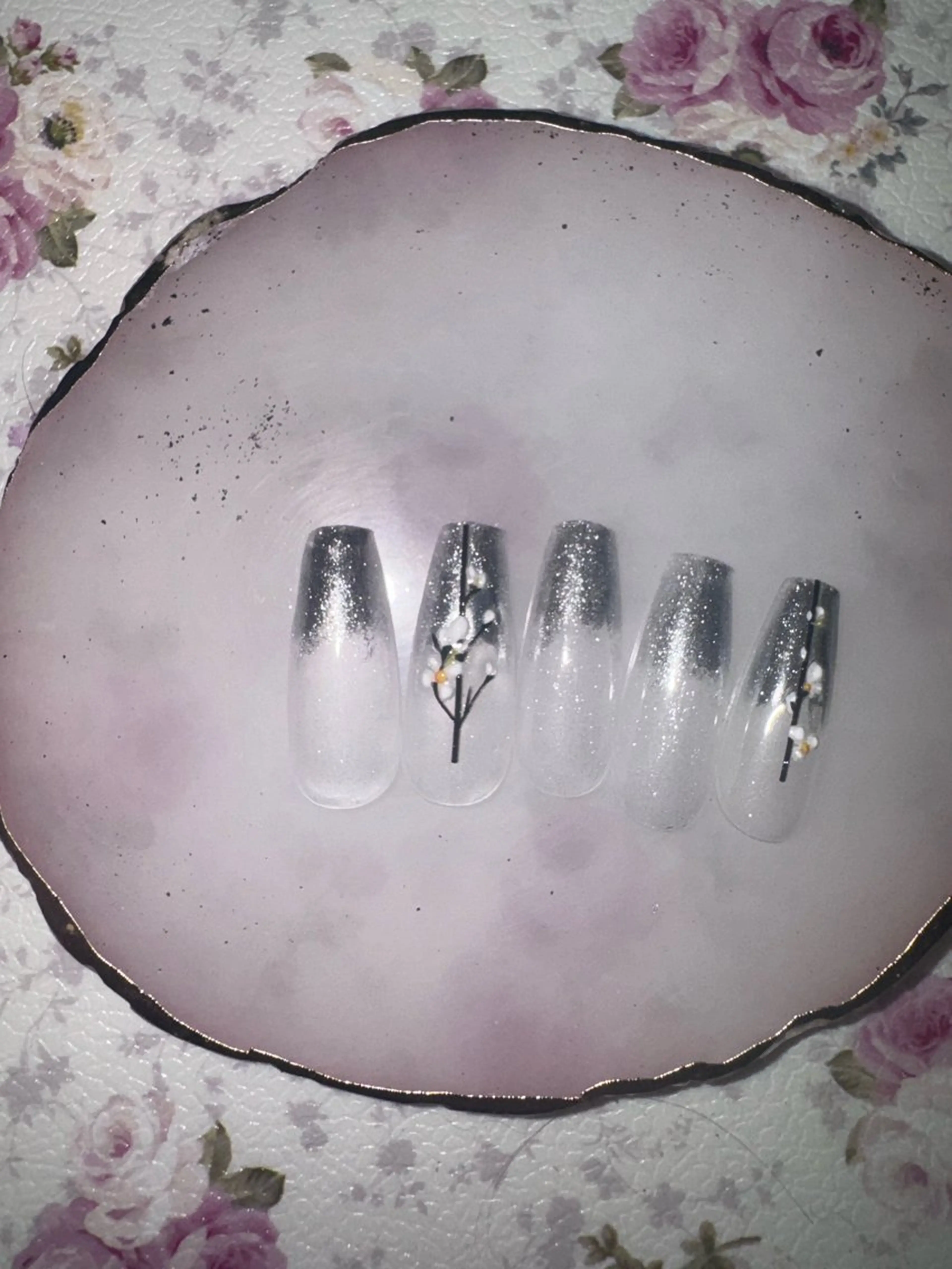 ネイル ミラーネイル on nail 尾張旭三郷店のネイルデザイン