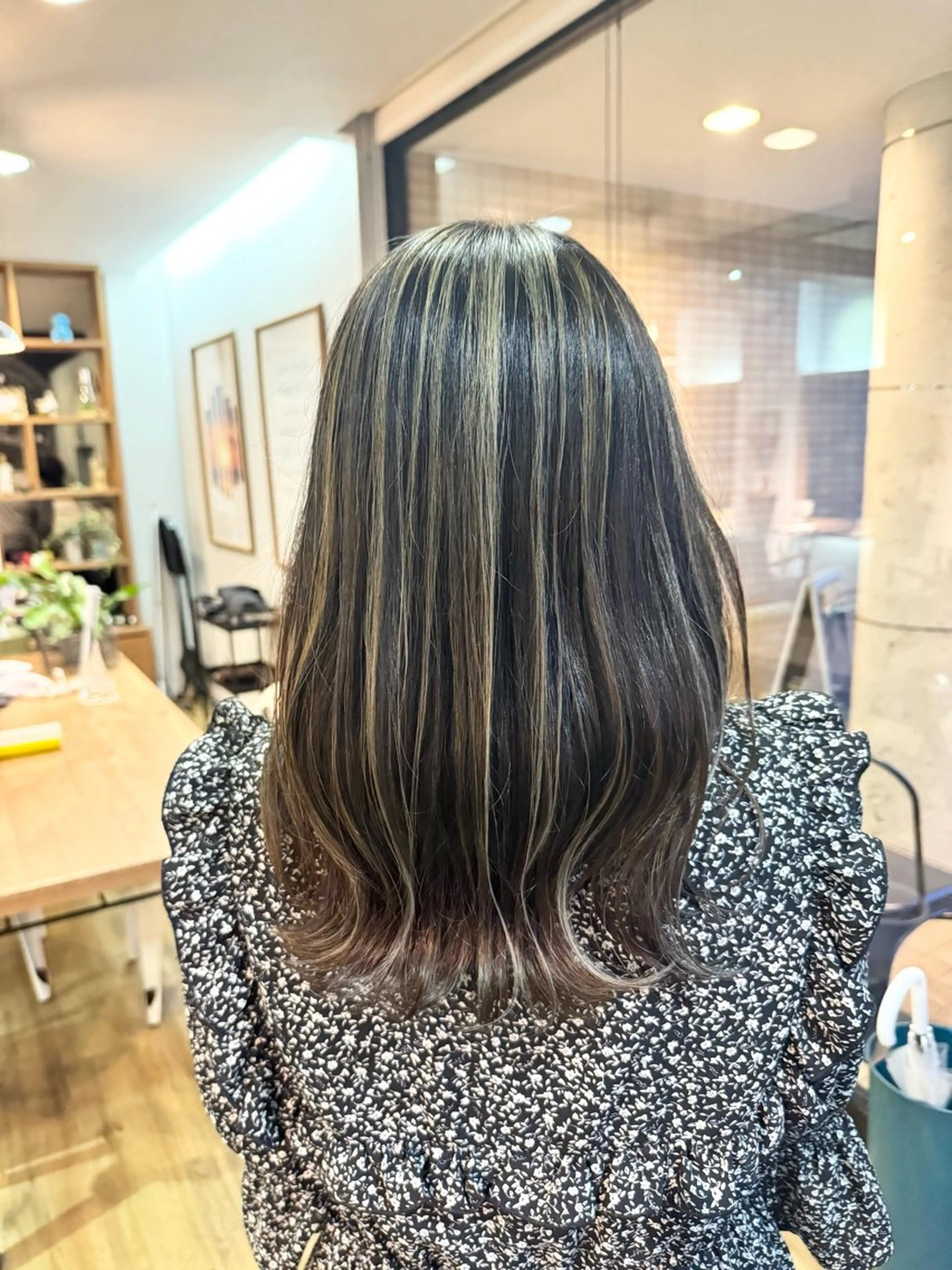 ロング カラー アッシュ アッシュグレー アッシュグレージュ グレージュ ヘアカラー トリートメント ツキダテ ユイのヘアスタイル