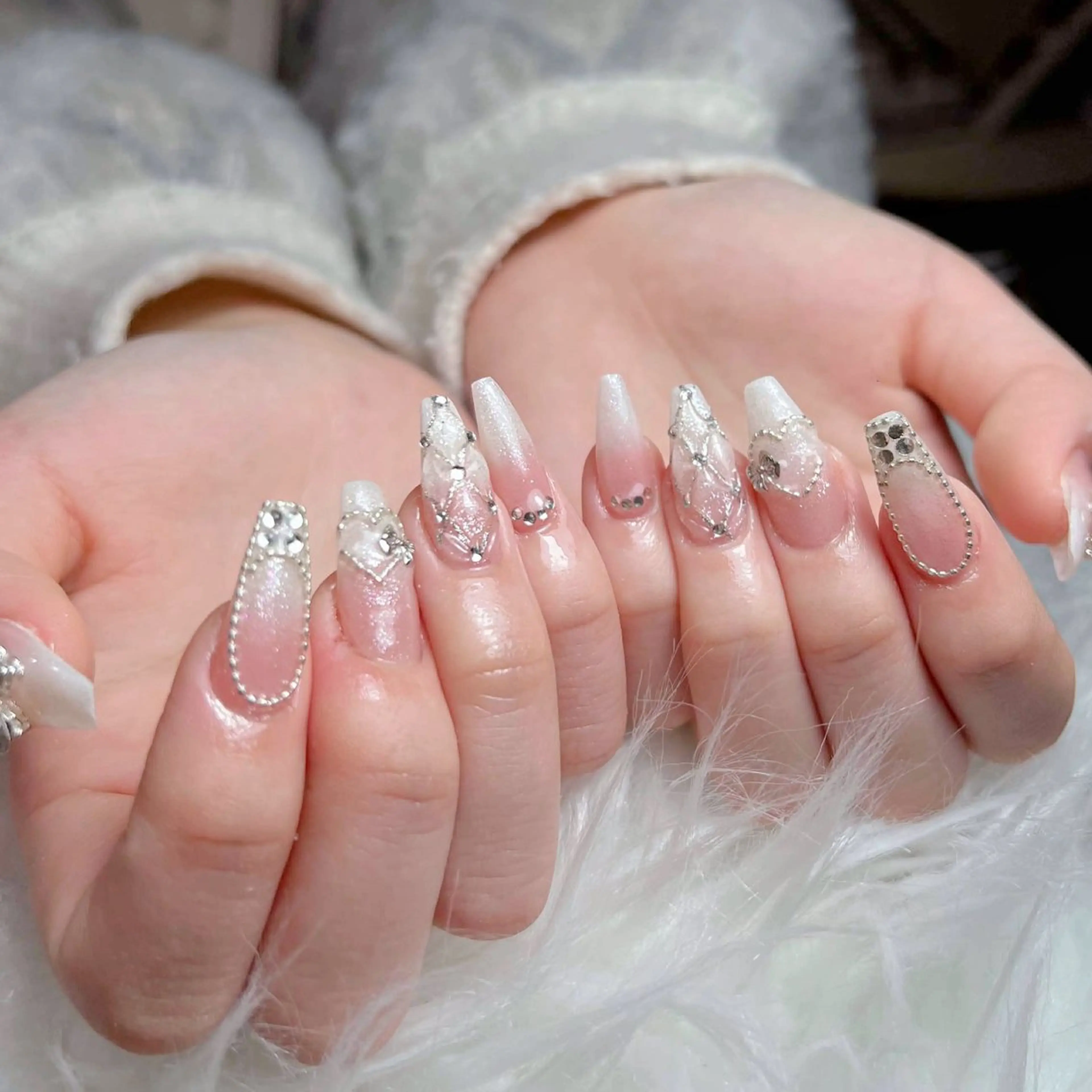 ネイル チークネイル フレンチネイル ガラスフレンチ グラデーション キラキラネイル ハンドネイル LilyLala Nailsalonのネイルデザイン