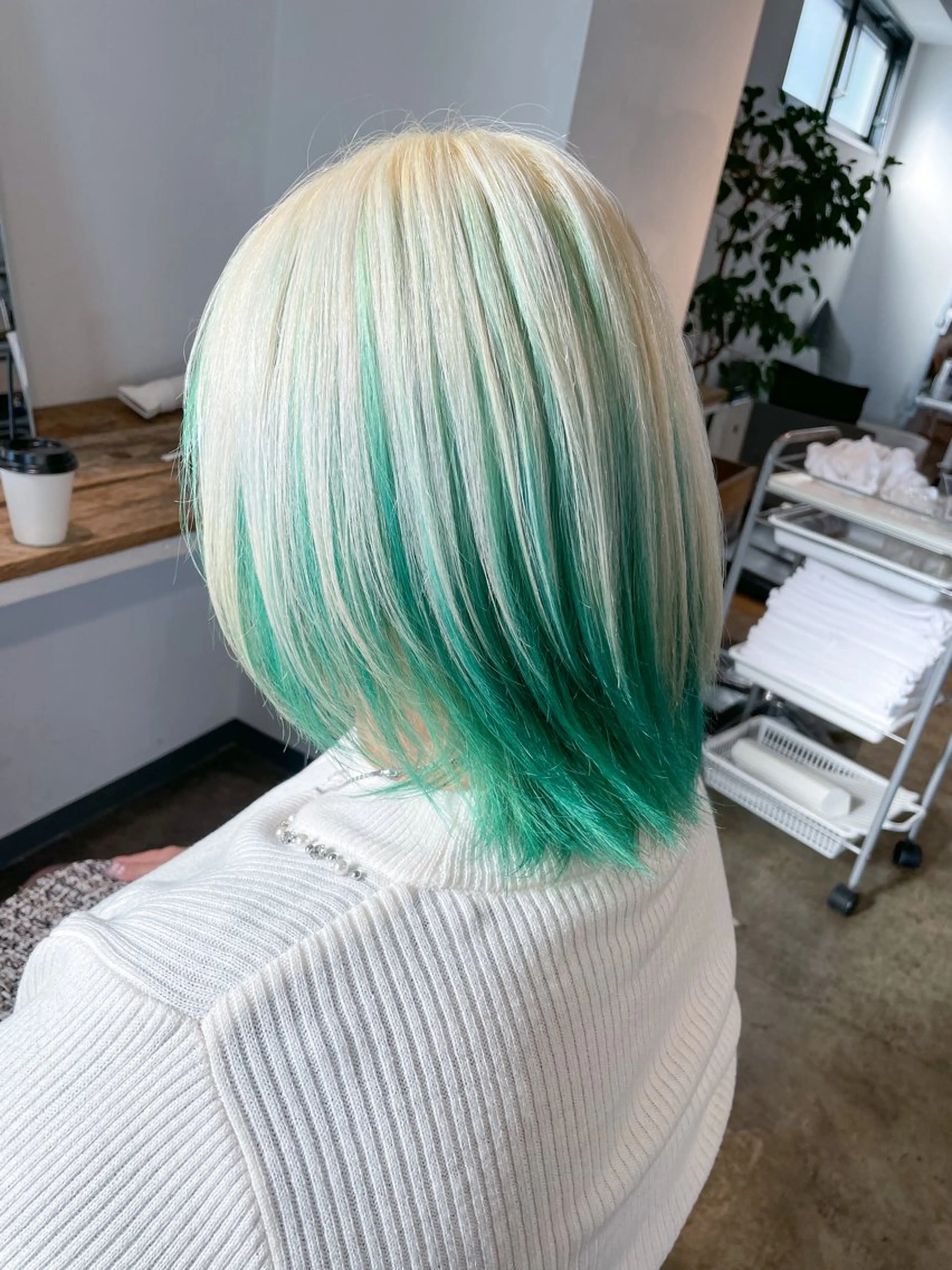 ミディアム カラー ブリーチ 抜きっぱなしブロンド デザインカラー インナーカラー ミント ヘアカラー トリートメント ハイトーン/レイヤー /ケアブリーチ石川治のヘアスタイル