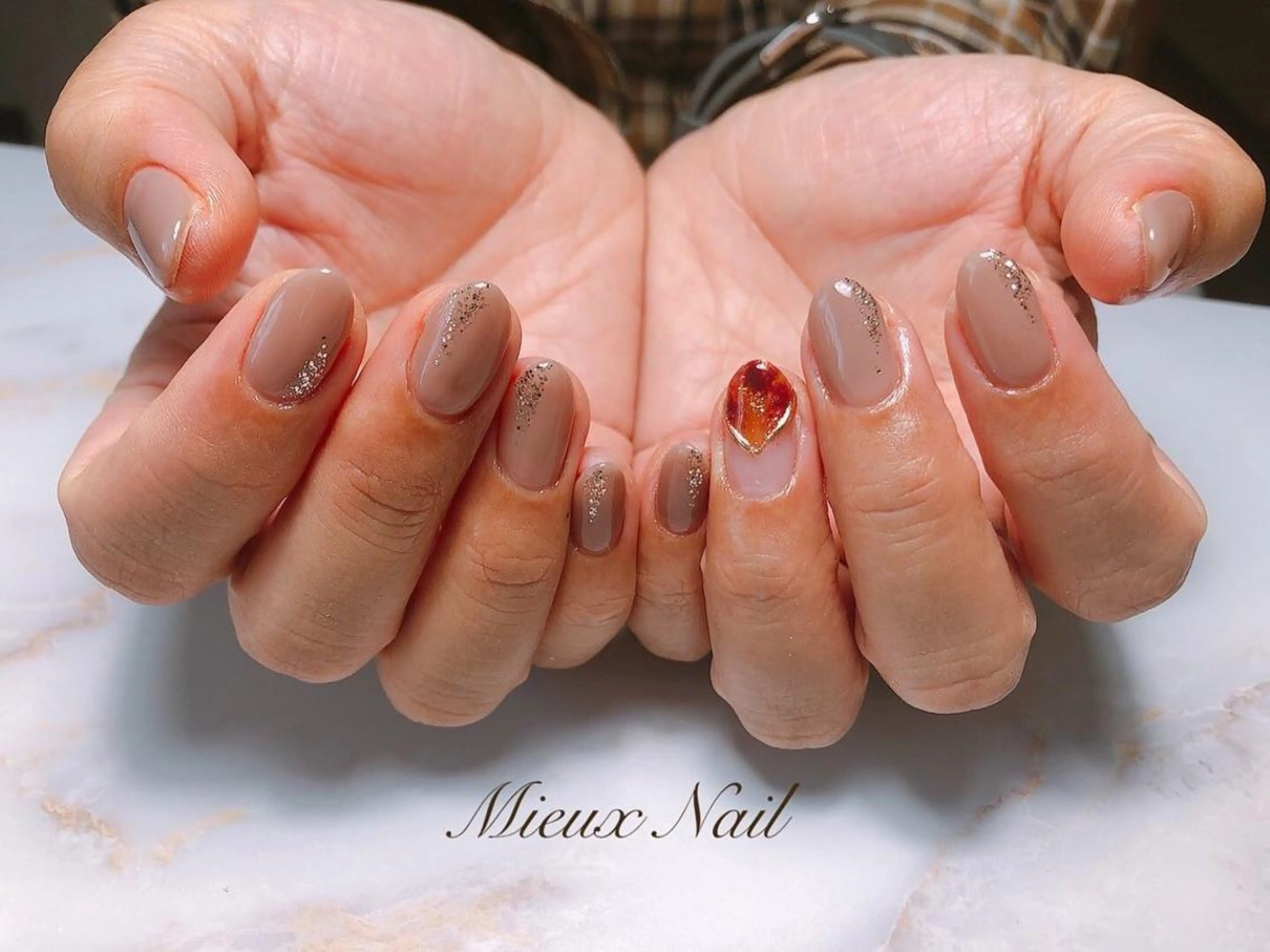 ネイル べっ甲ネイル オフィスネイル シンプルネイル 市川 麻衣子のネイルデザイン