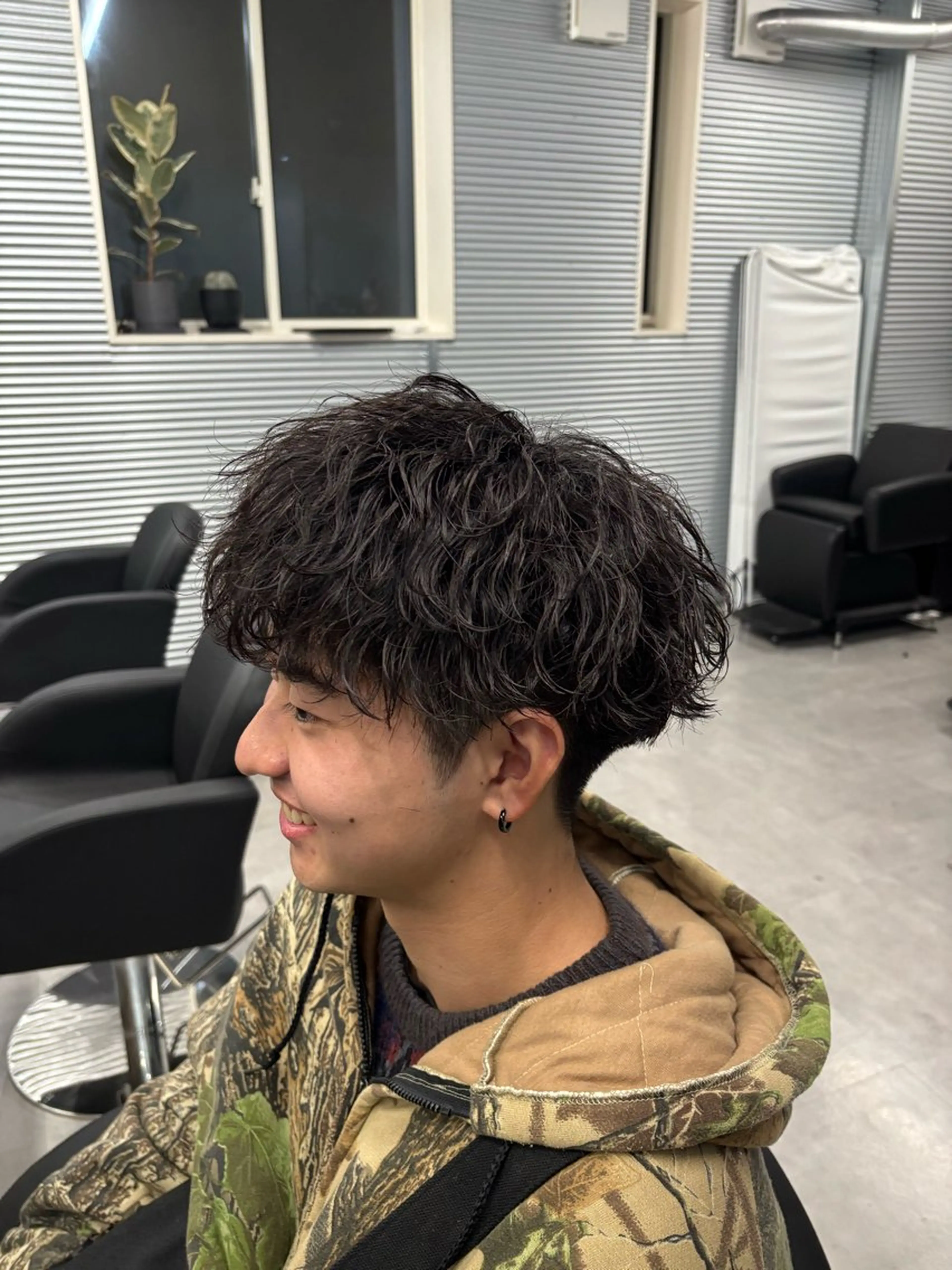 ショート パーマ メンズ マッシュ メンズパーマ 刈り上げ 波巻きパーマ 波巻き/ツイスパ/ 短髪/鈴木俊也のヘアスタイル