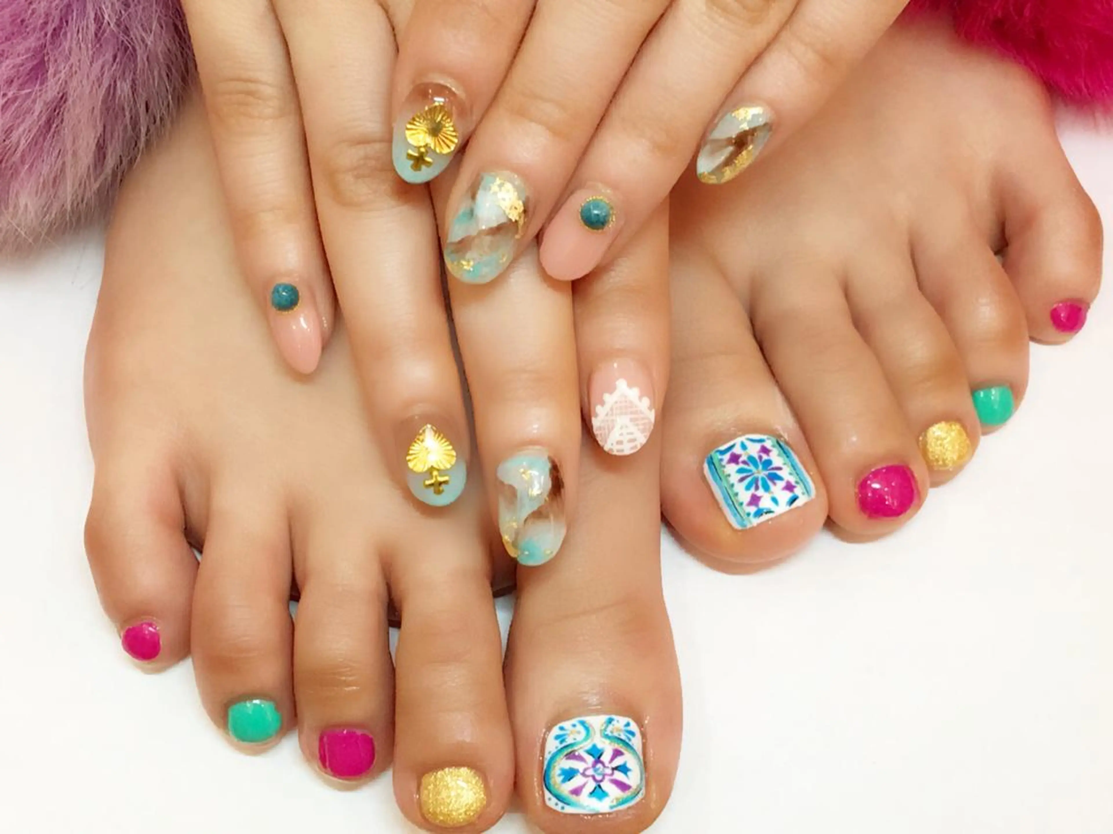 セミロング カラー ネイル アートネイル フットネイル ジェルネイル ラメ(グリッター) スカルプネイル NAILSGOGO shibuyaのネイルデザイン