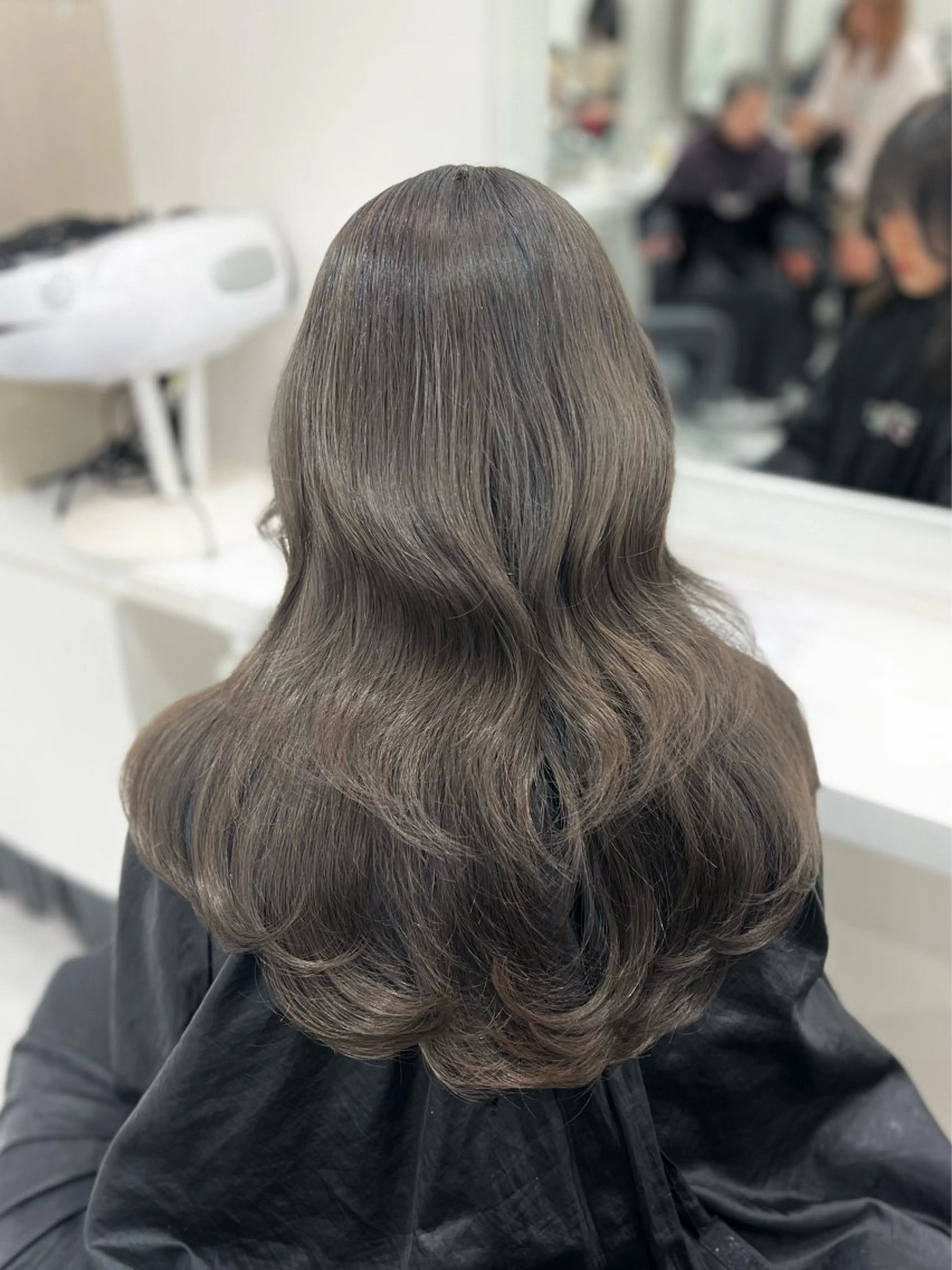ロング カラー オリーブカラー🫒 レイヤーカット✂︎のヘアスタイル