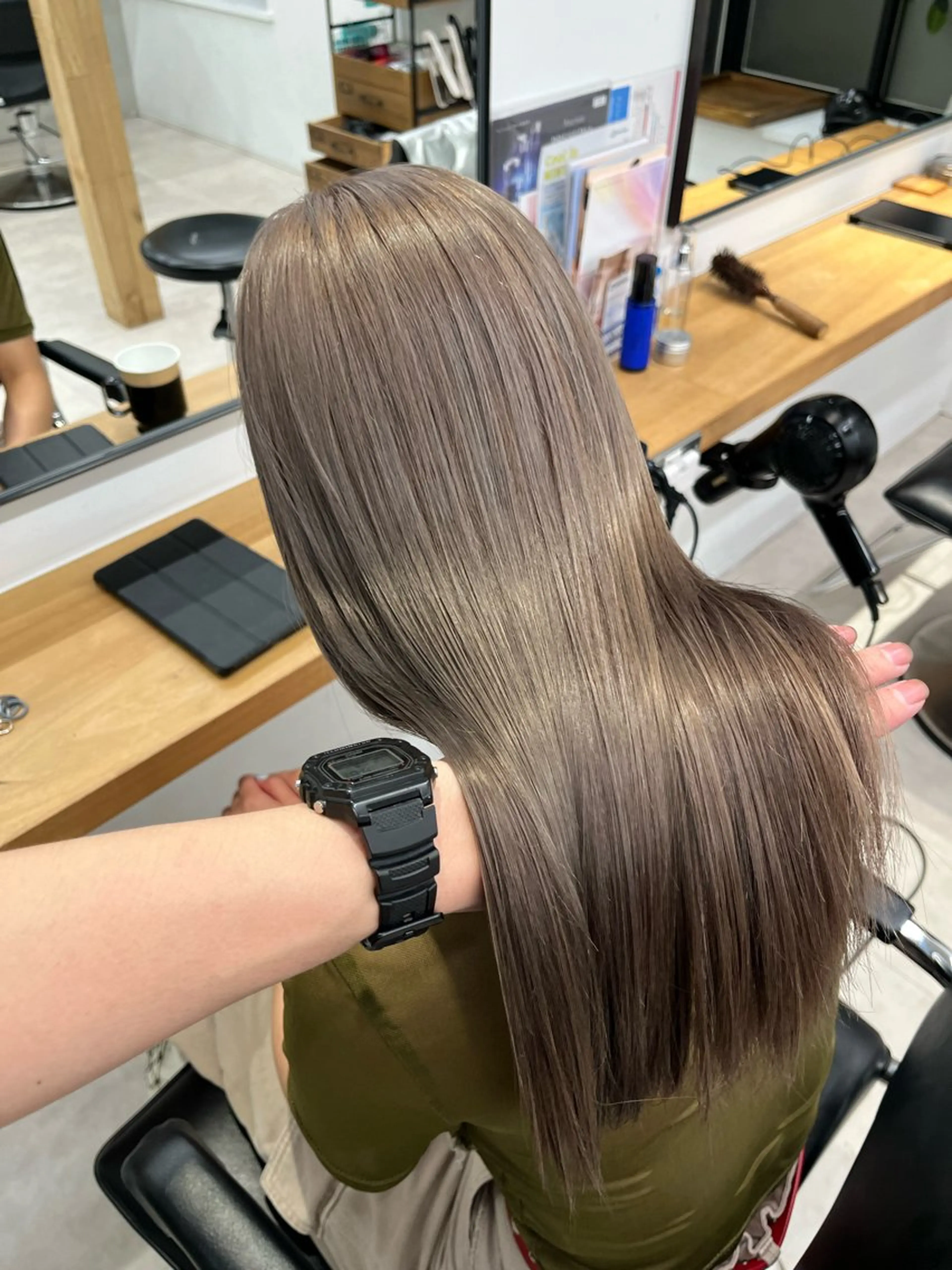 ロング カラー ベージュカラー ブリーチ 透明感カラー ダブルカラー グレージュ ナチュラルなヘア /ヨシダトモキのヘアスタイル