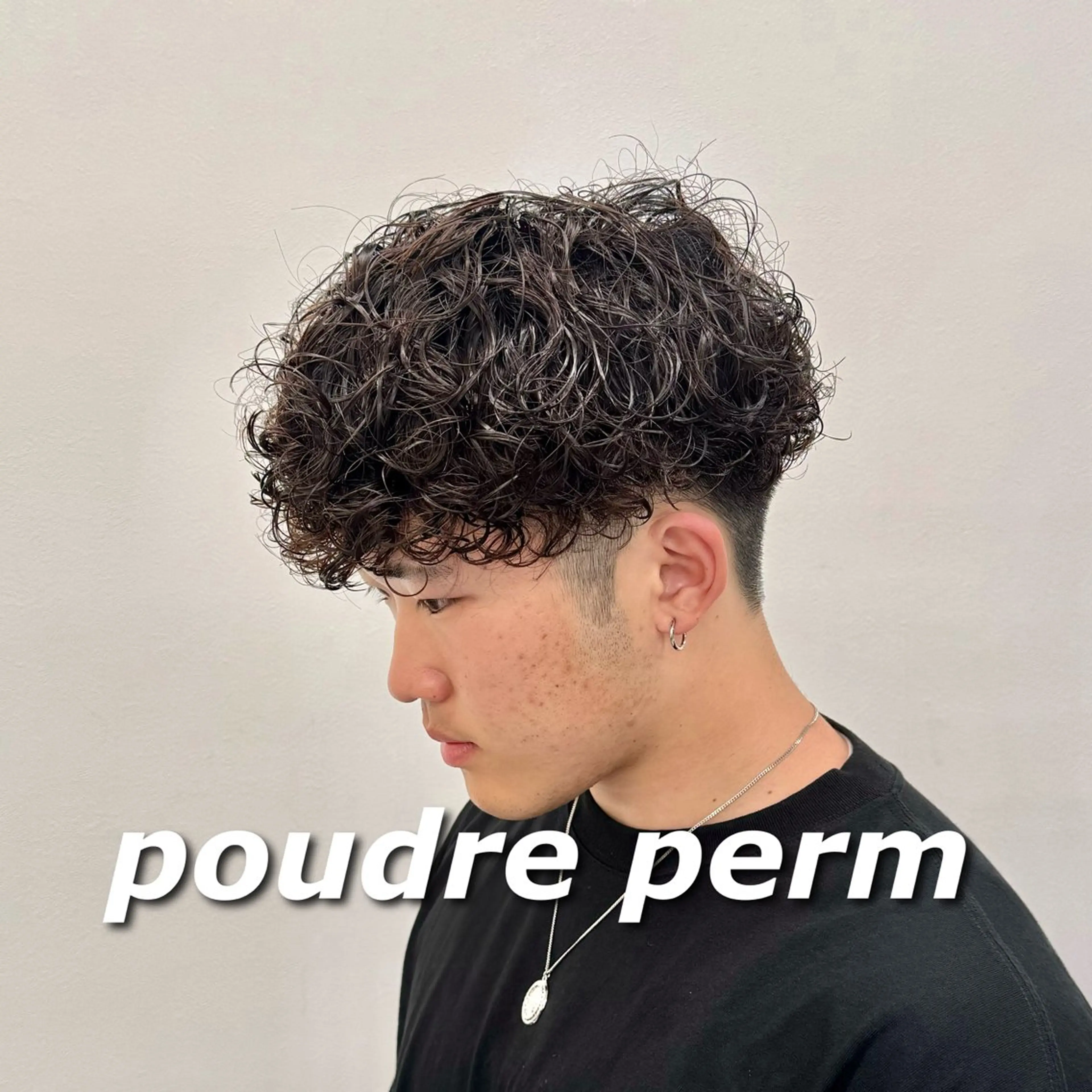 セミロング パーマ ヘアアレンジ メンズ メンズパーマ プードルパーマ セミロングパーマ プードルパーマ 顔まわりカット の達人のヘアスタイル