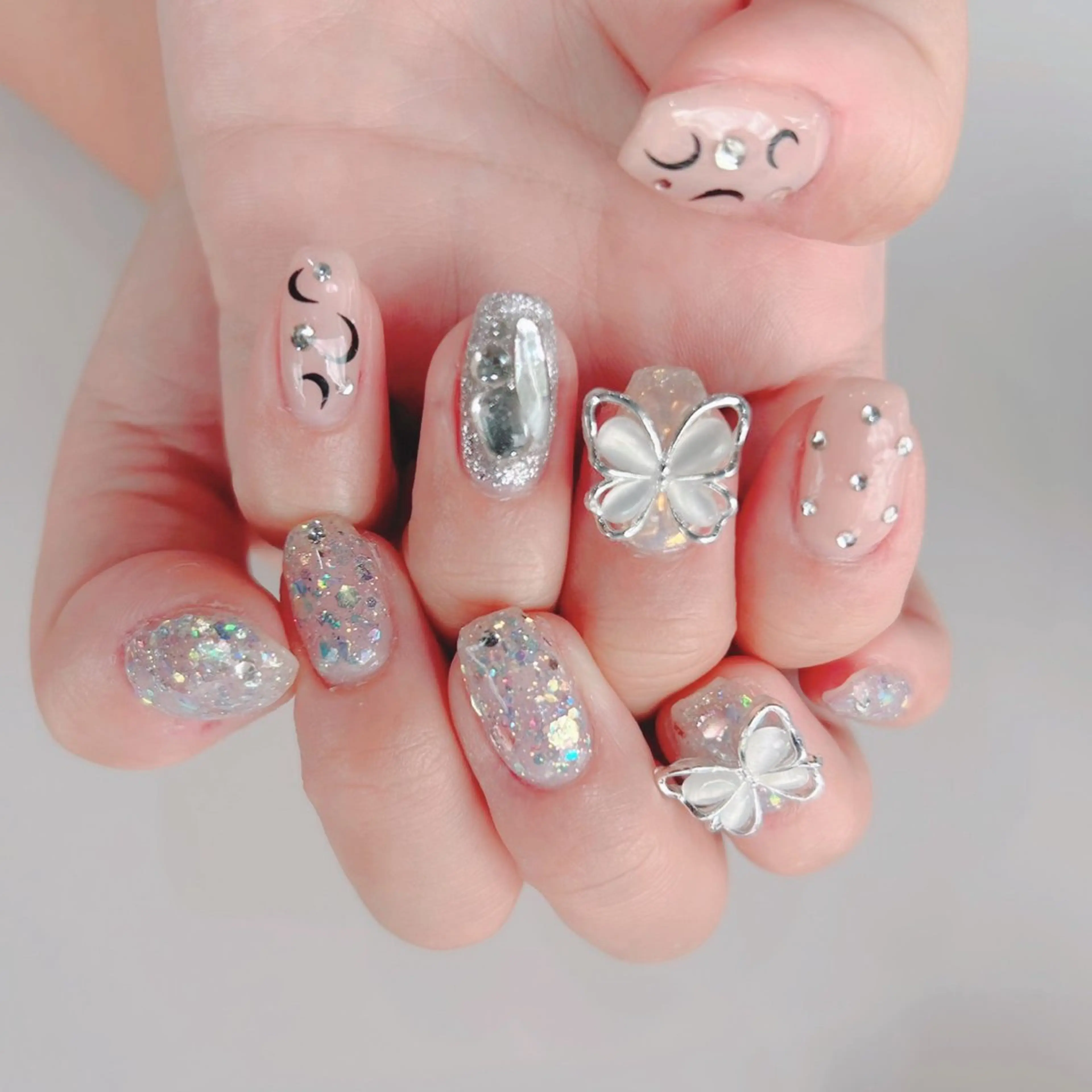 ネイル キラキラネイル 韓国ネイル ラメ(グリッター) ストーンネイル ワンホンネイル ハンドネイル salon. Pualaのネイルデザイン
