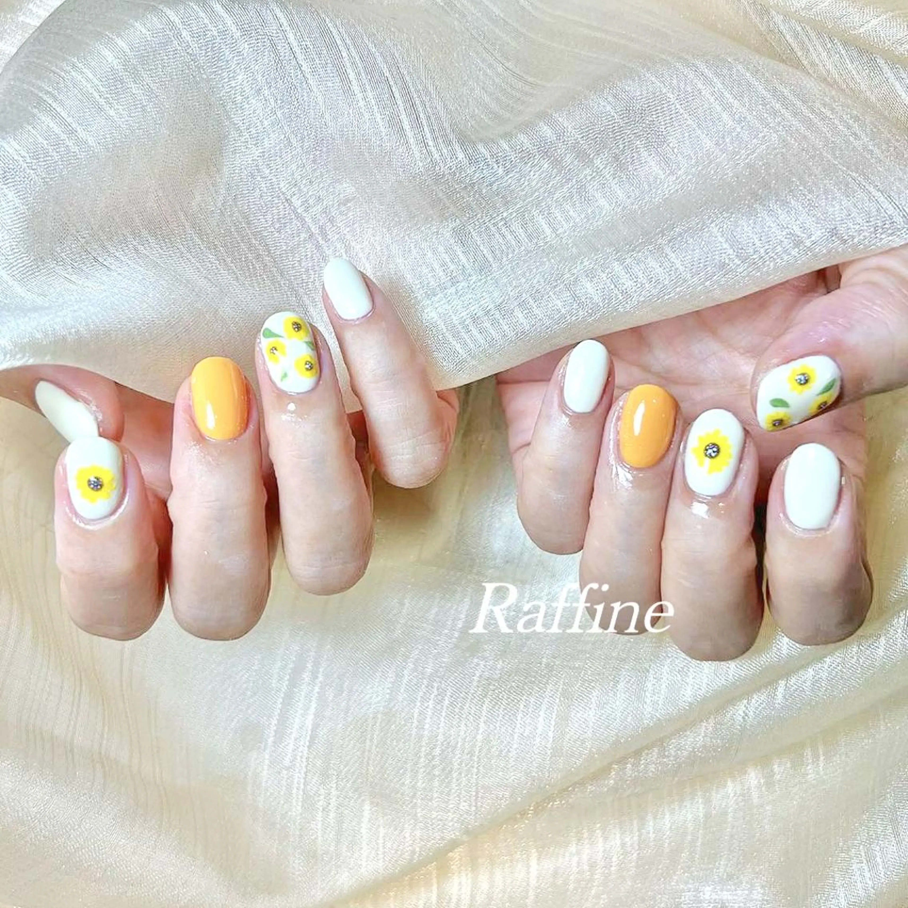 ネイル ハンドネイル RAFFINE 月🦋🩵のネイルデザイン