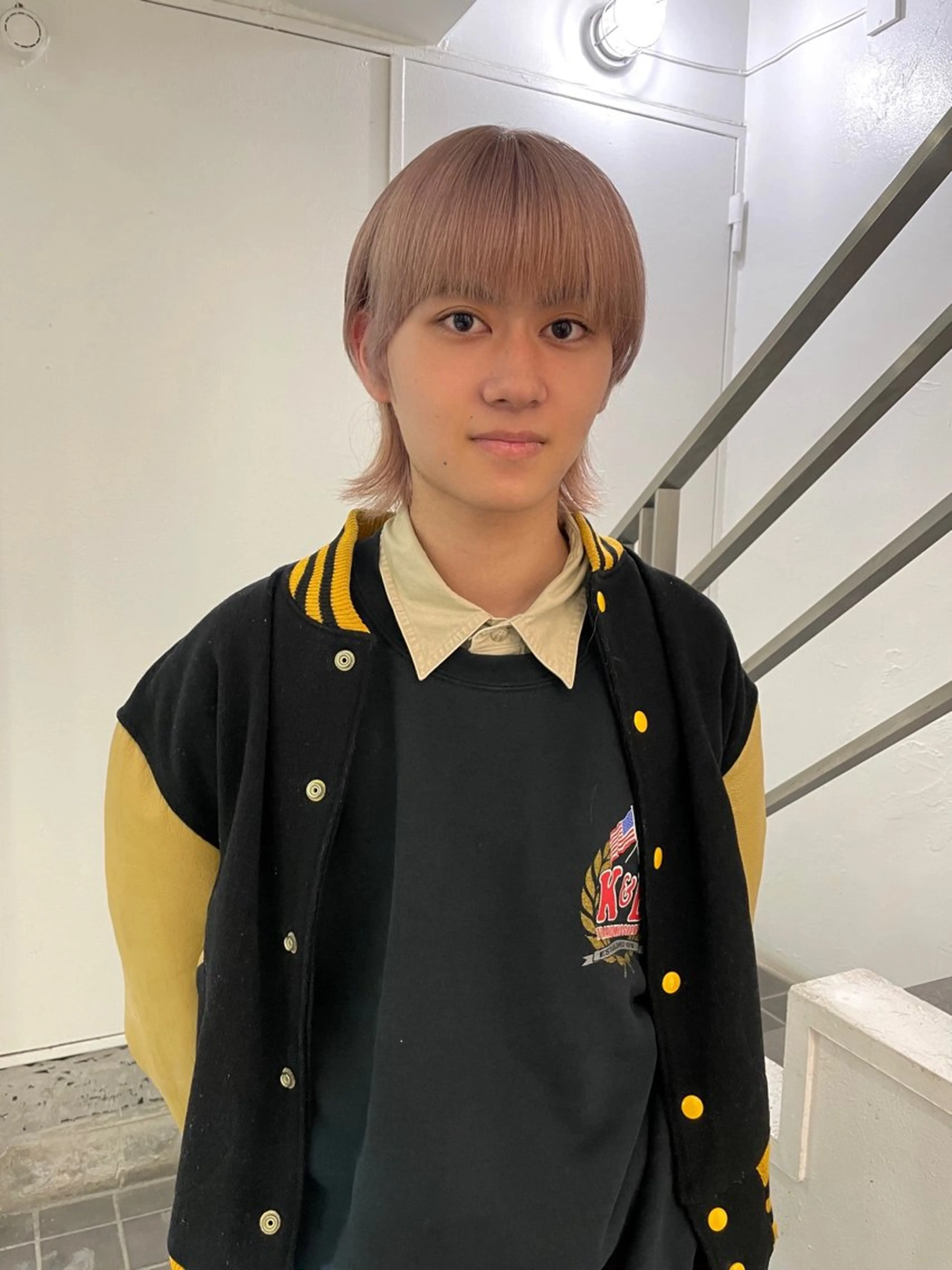 ミディアム カラー メンズ メンズブリーチ ベージュカラー ブリーチ ピンクカラー ピンクベージュ カット ヘアカラー トリートメント スパイラルパーマ 🌐hina⭐️のヘアスタイル