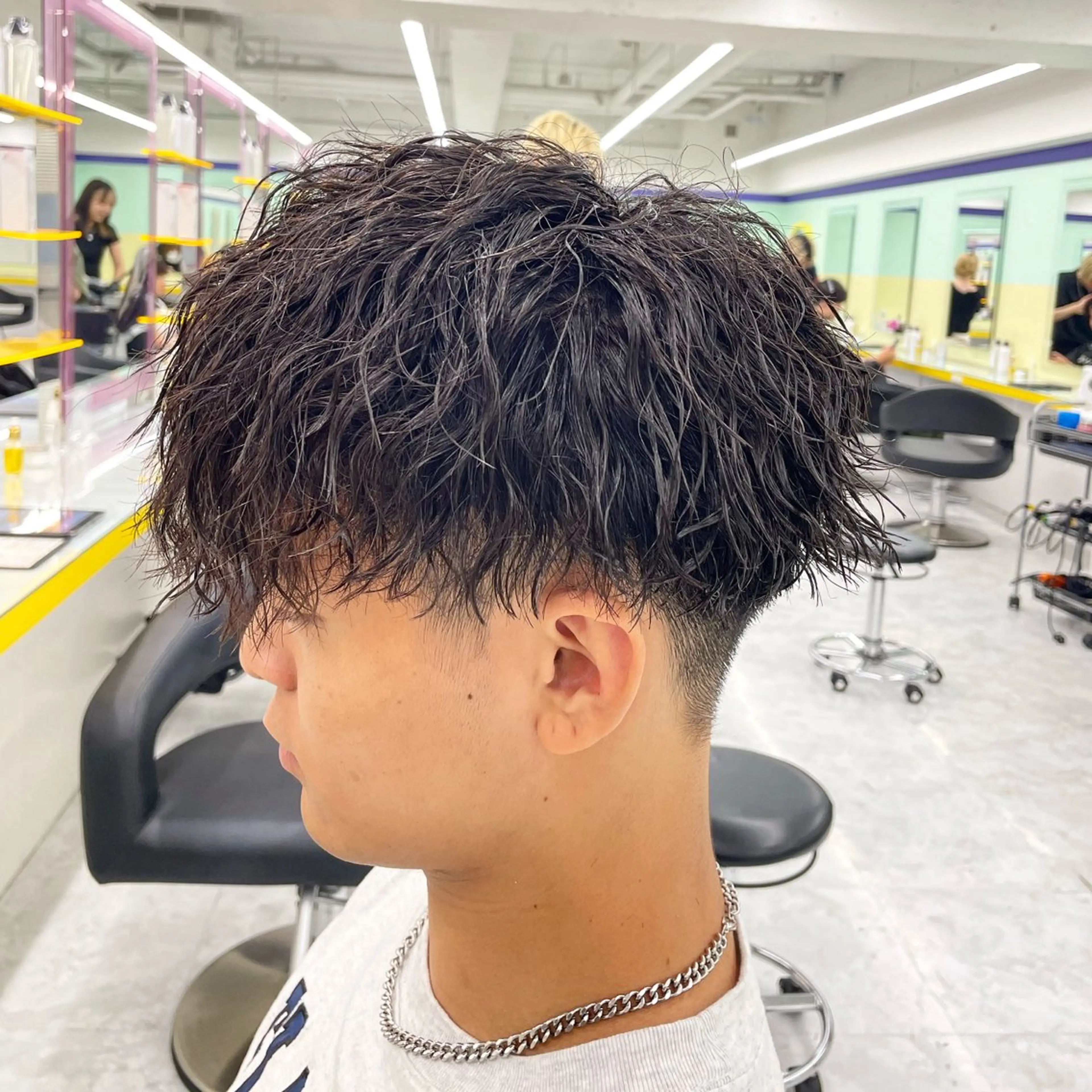ショート パーマ ヘアアレンジ メンズ メンズパーマ 顔まわりカット の達人のヘアスタイル
