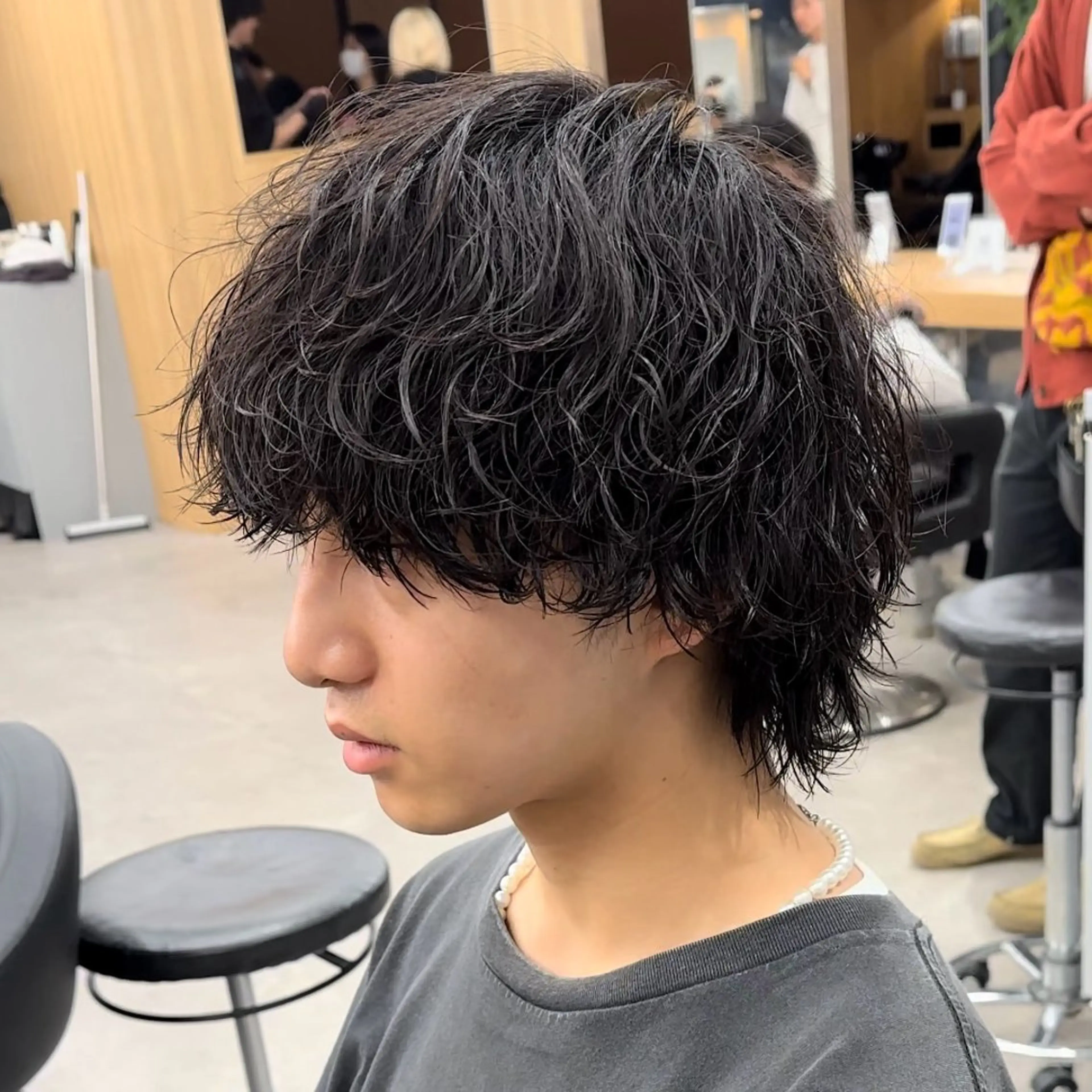 ショート パーマ メンズ センターパート メンズハイライト マッシュ メンズパーマ スペインカール SKILL ikebukuro所属・✂️メンズカット ひろき✂️のヘアスタイル