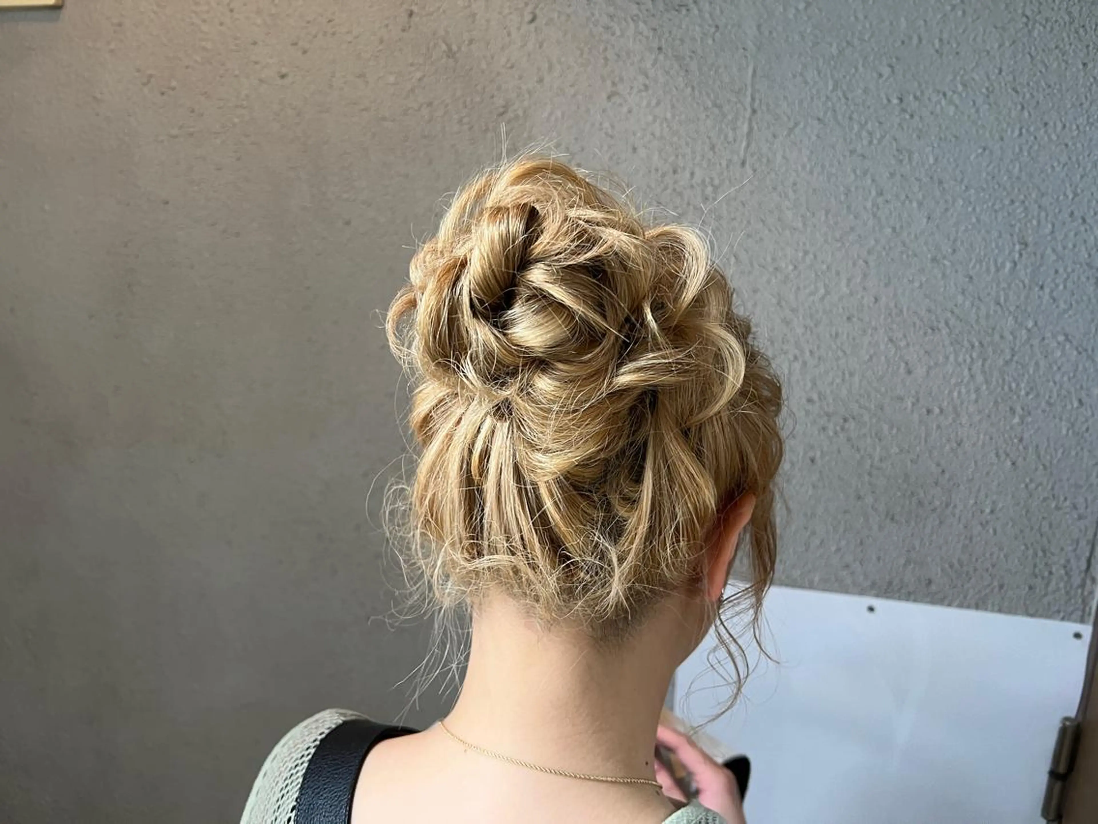 セミロング ヘアアレンジ お団子ヘア 山室 敬義のヘアスタイル