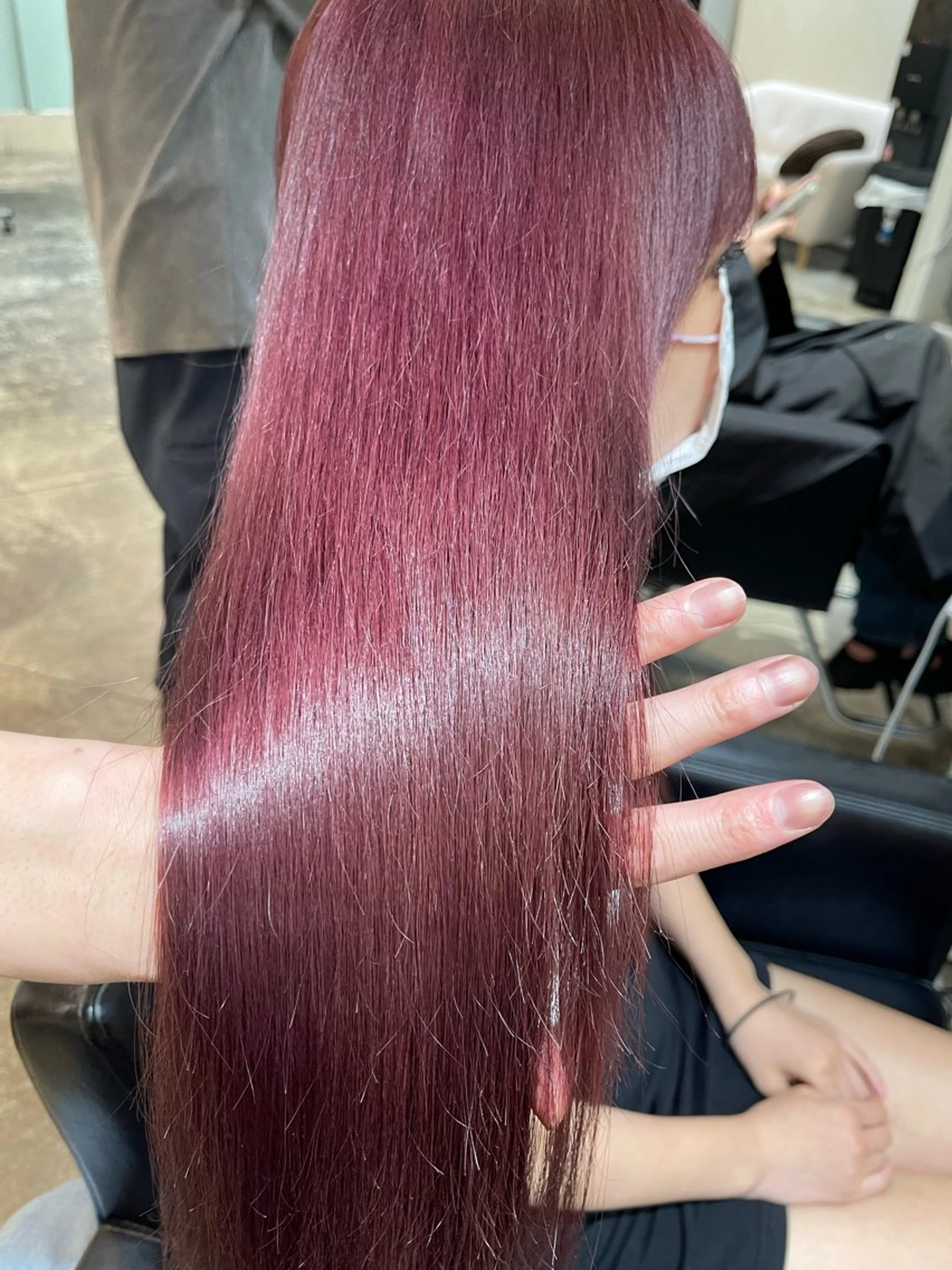 ミディアム カラー カシス ピンクカラー WELLY TO KYOメンズカットのヘアスタイル