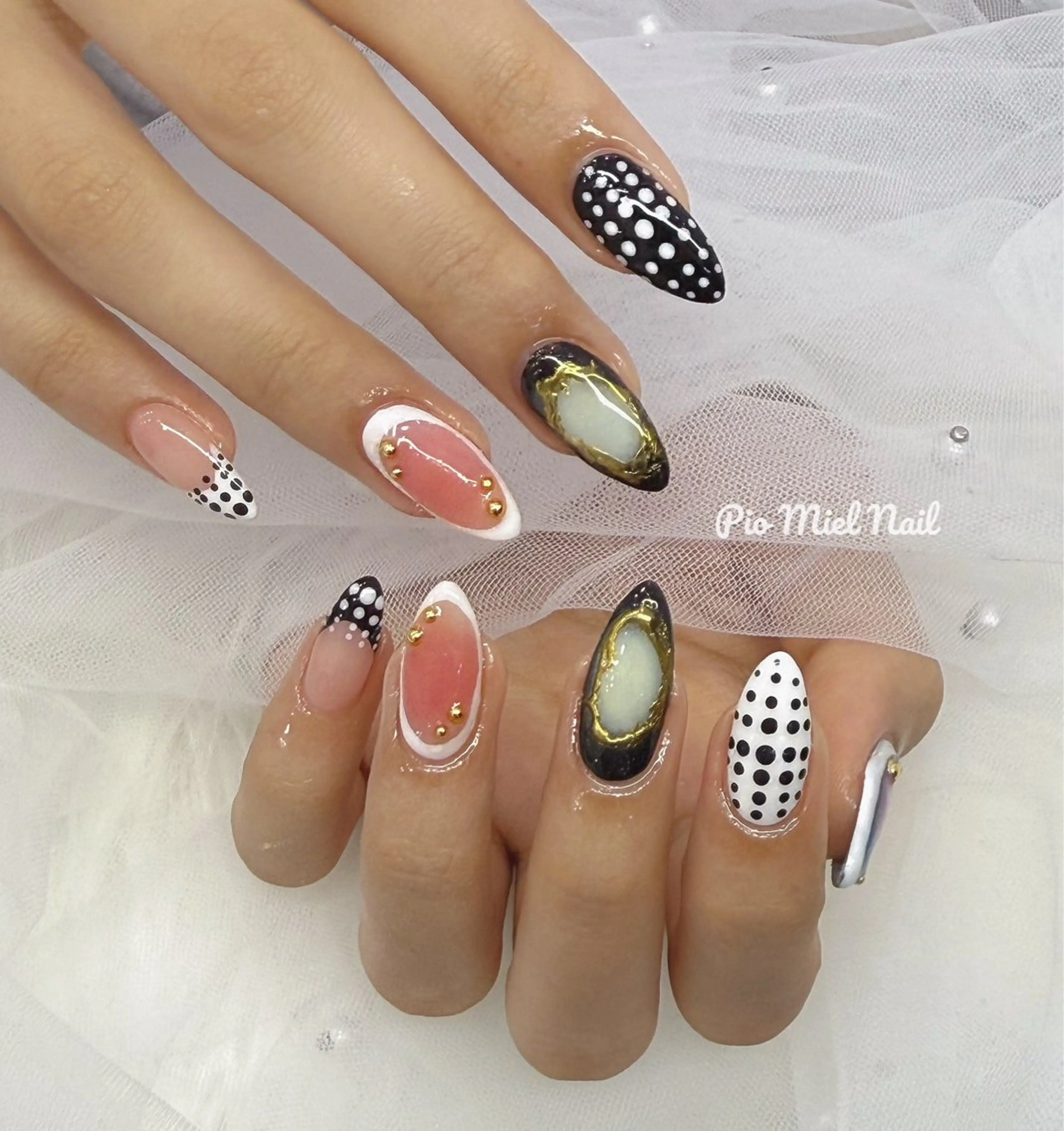 ネイル アートネイル ドット ゴールド ストーンネイル ハンドネイル HANA 長さだしのネイルデザイン