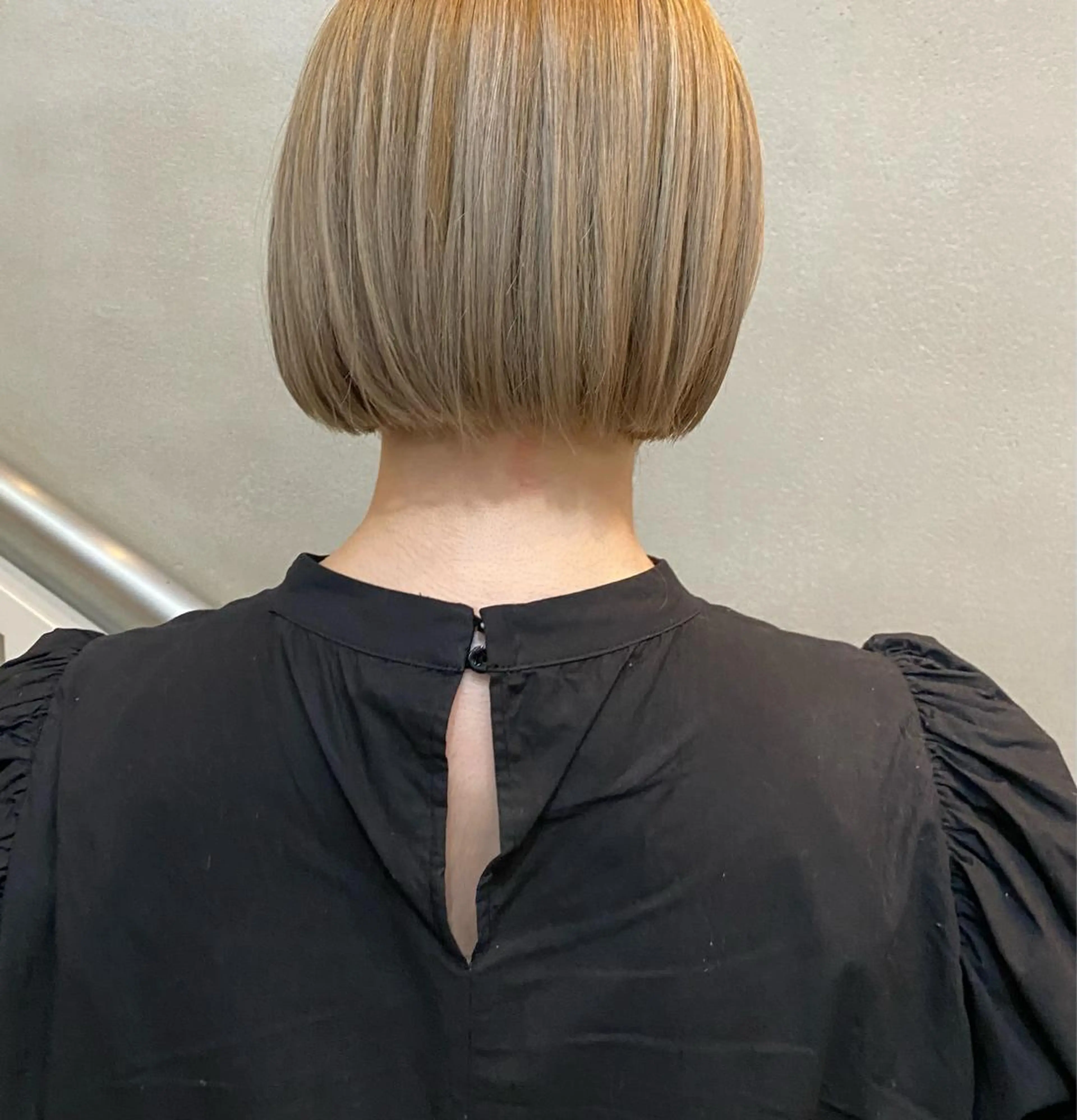 ショート カラー ベージュカラー ブリーチ ホワイトベージュ カット ヘアカラー ウルフカット 811 大阪梅田 ウルフのヘアスタイル