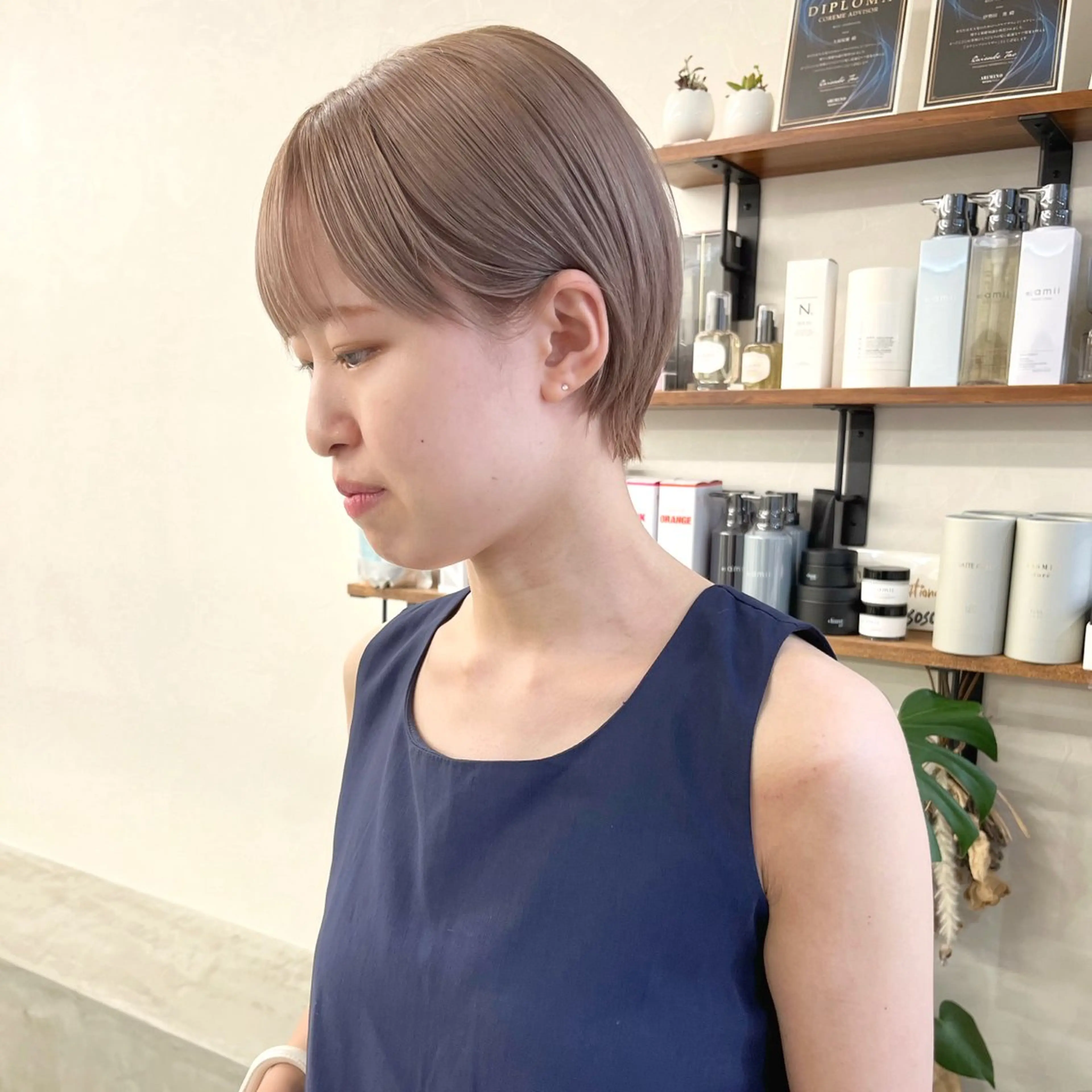 ショート カラー ベージュカラー ブリーチ ミルクティーベージュ ブリーチなしカラー ボブ カット ヘアカラー トリートメント 初めてのショート お任せください✂️のヘアスタイル