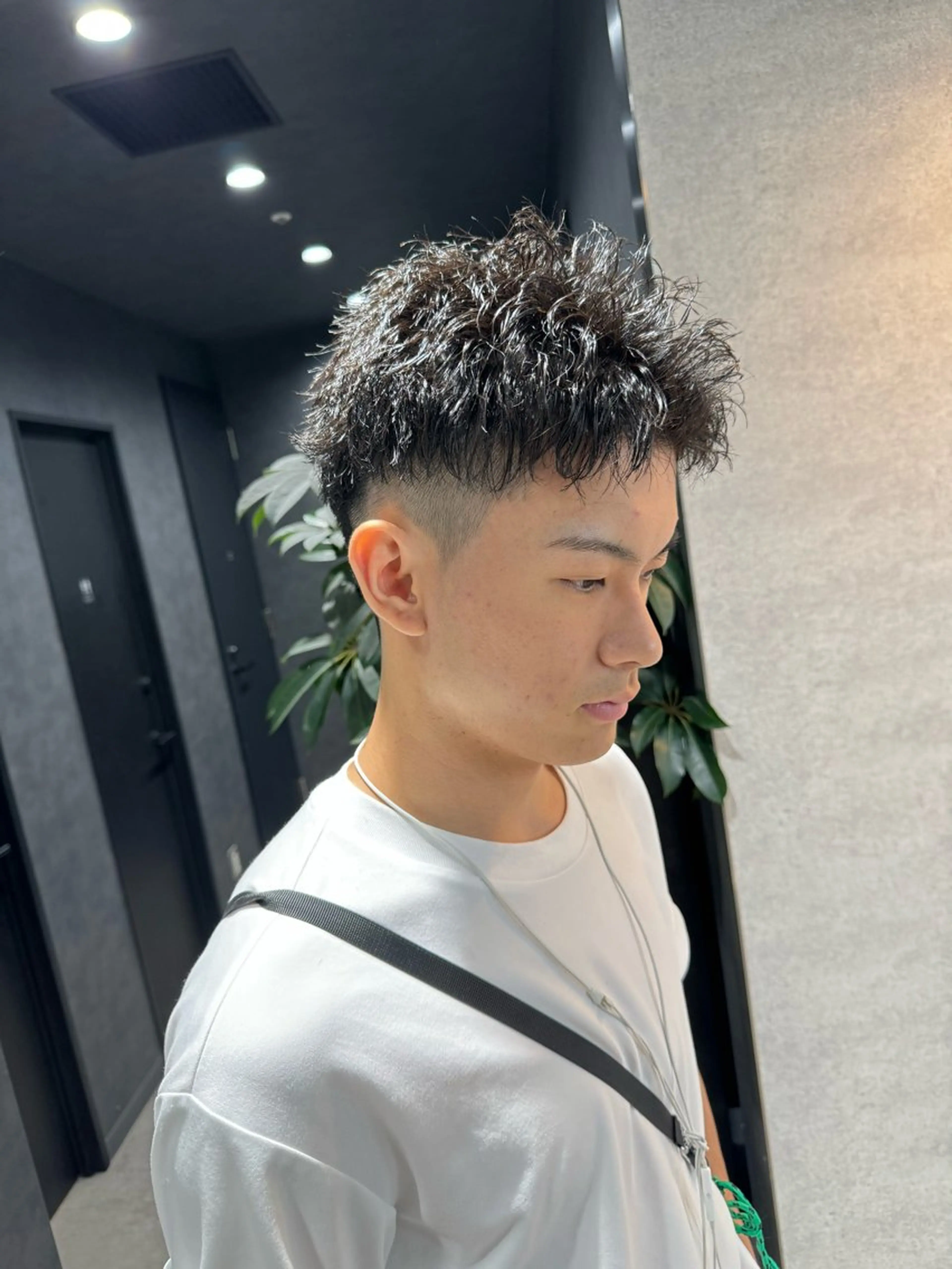 ショート カラー パーマ ヘアアレンジ メンズ センターパート マッシュ メンズパーマ スペインカール スパイキーショート カット パーマ トリートメント ヘッドスパ ヘアセット スパイキー/フェザー /波巻き/かいとのヘアスタイル