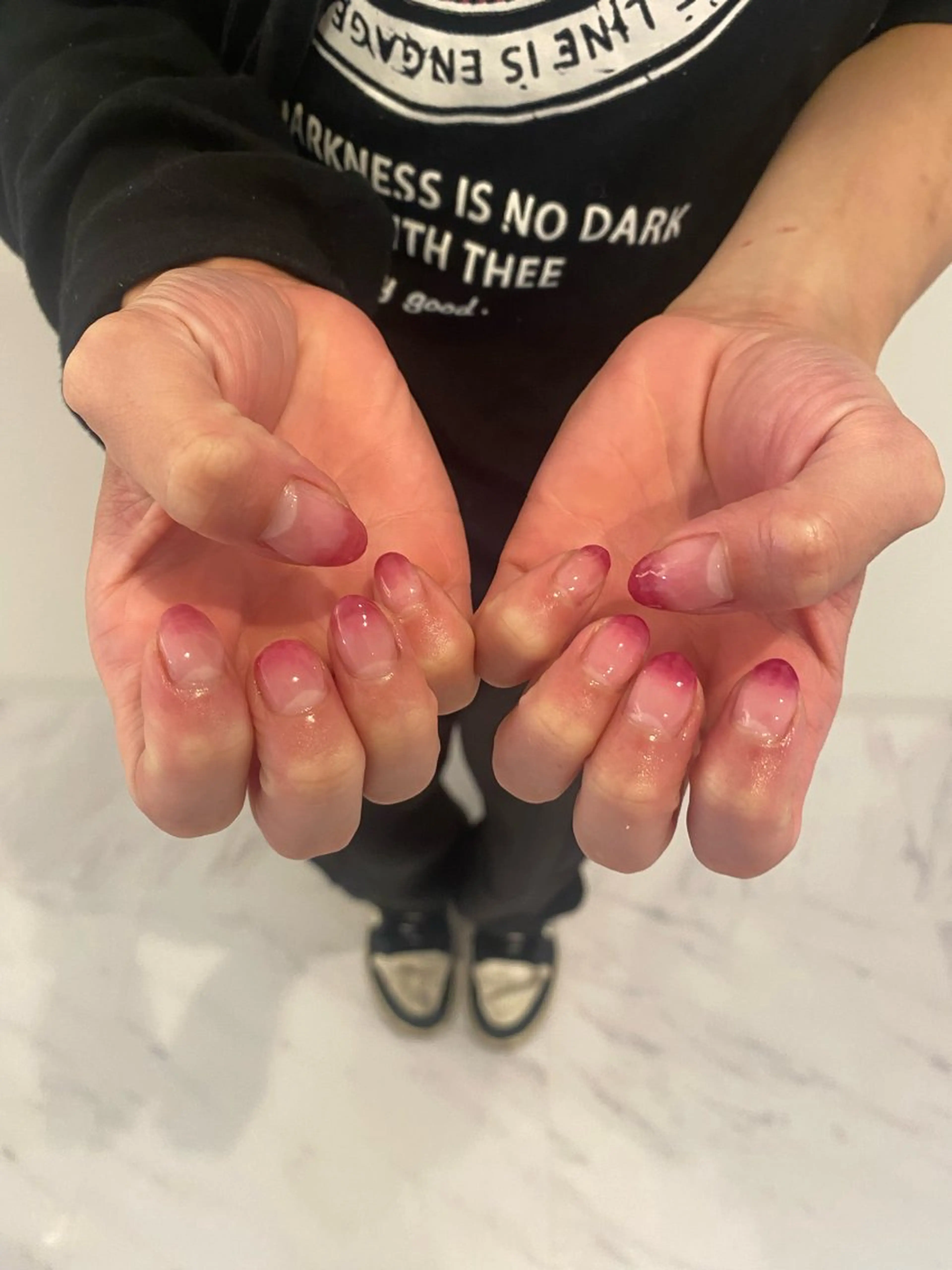 ネイル グラデーション ピンク 赤色 HENECY所属・HENECY✨ Rikoのネイルデザイン