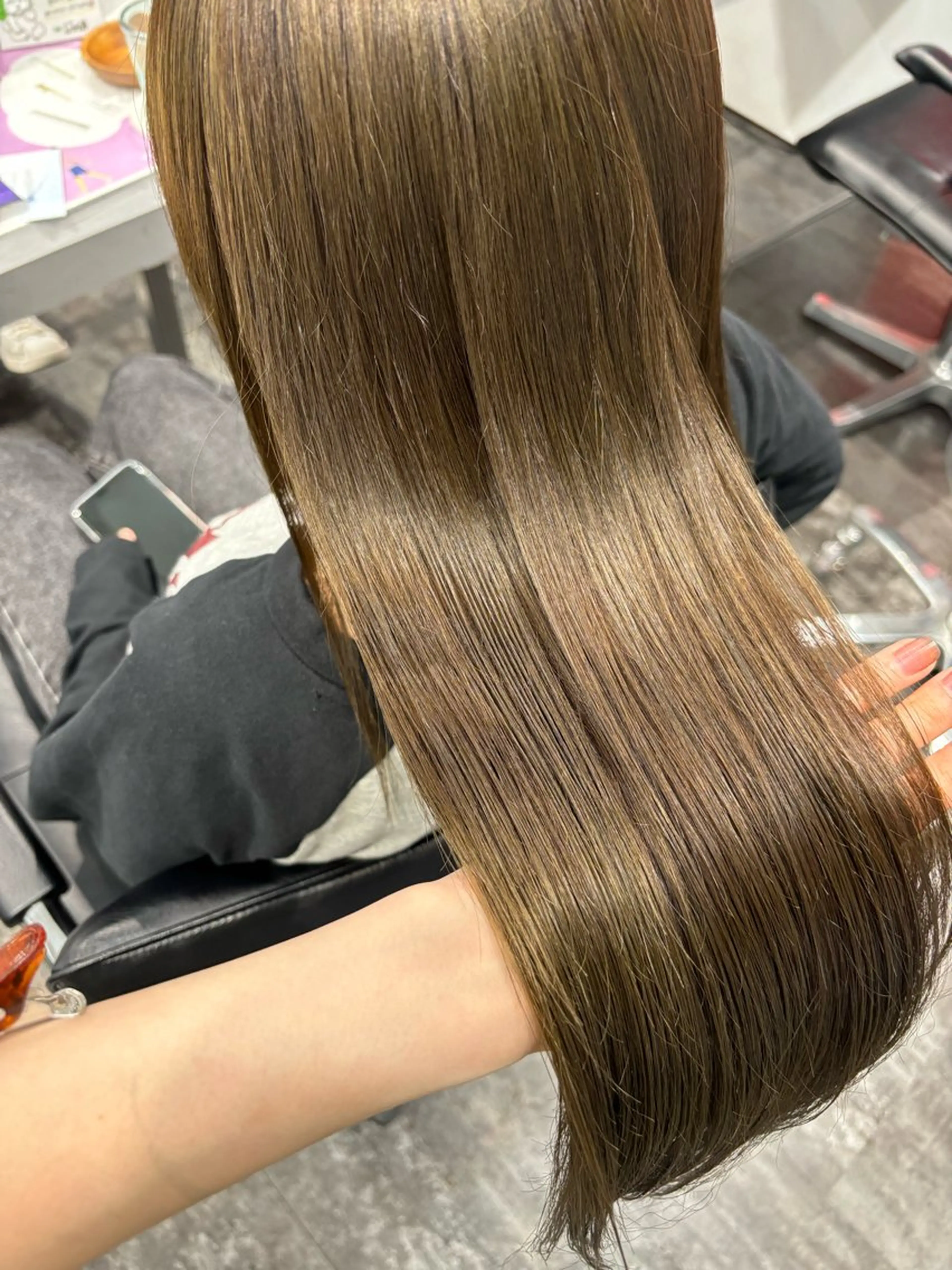 ロング カラー ベージュカラー オリーブベージュ LOMARLIE JURIAのヘアスタイル