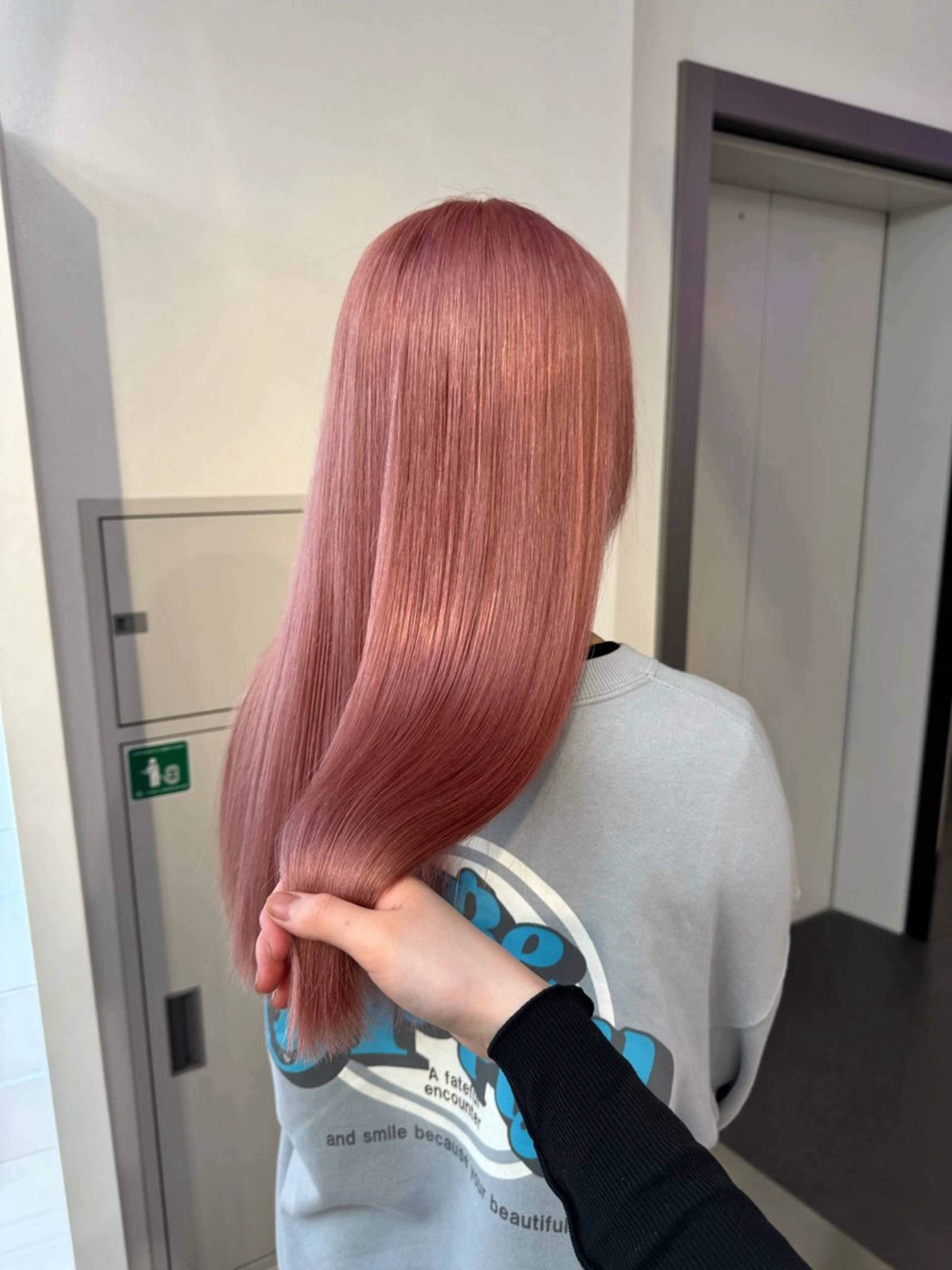 ロング カラー ヘアカラー トリートメント 🌼動き×透明感🩵 ハイトーン/ナナのヘアスタイル