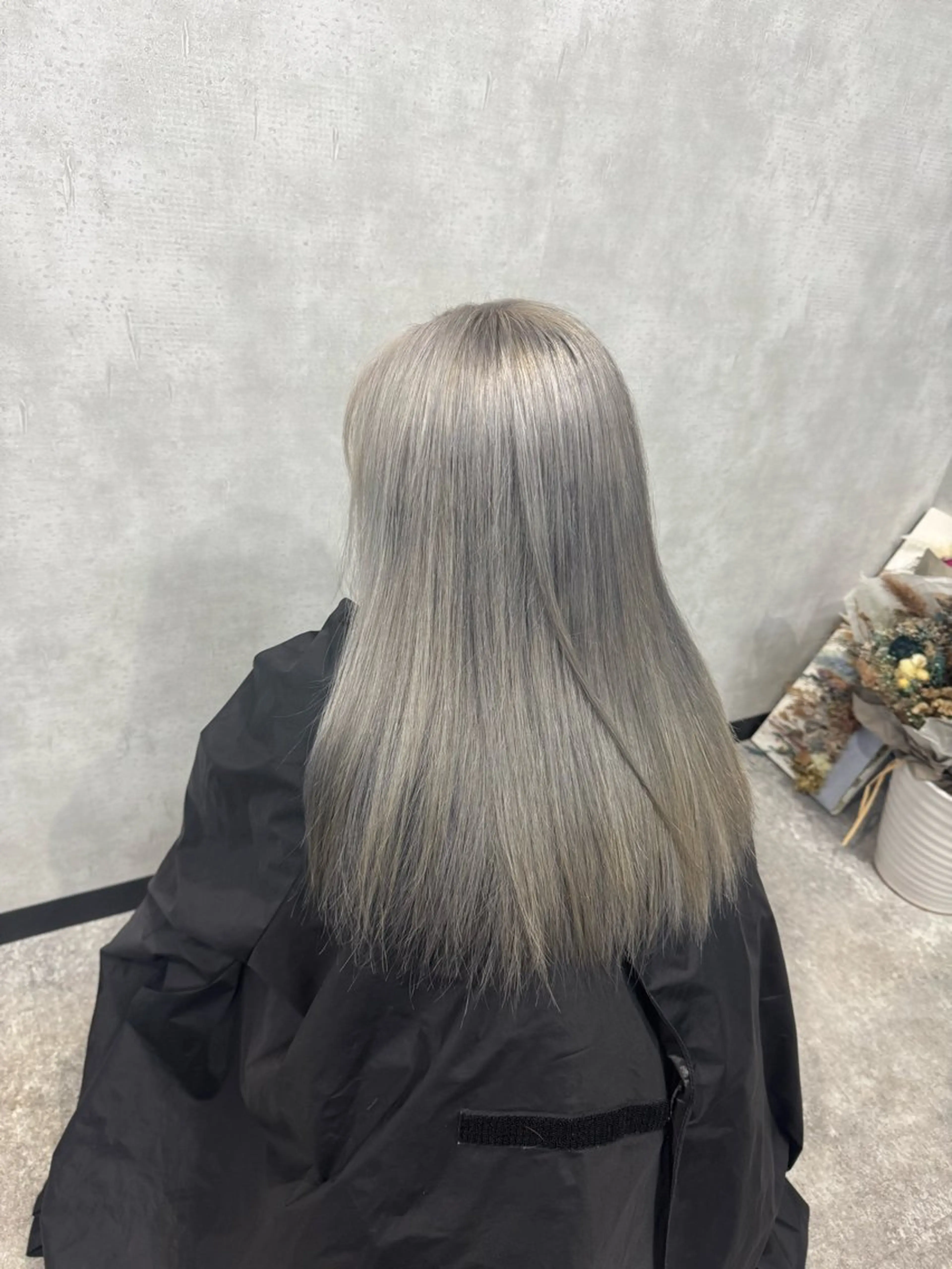 カラー ブリーチ シルバー ZANKA所属・高橋 佳奈美のヘアスタイル