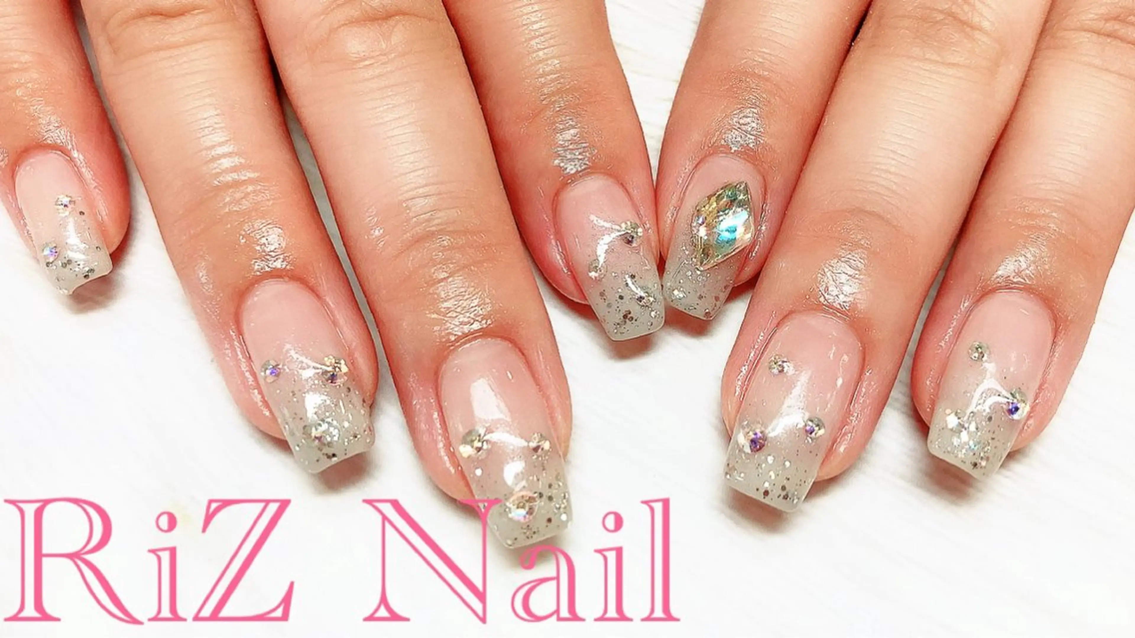 ネイル キラキラネイル ストーンネイル ワンホンネイル RiZ nail salonのネイルデザイン