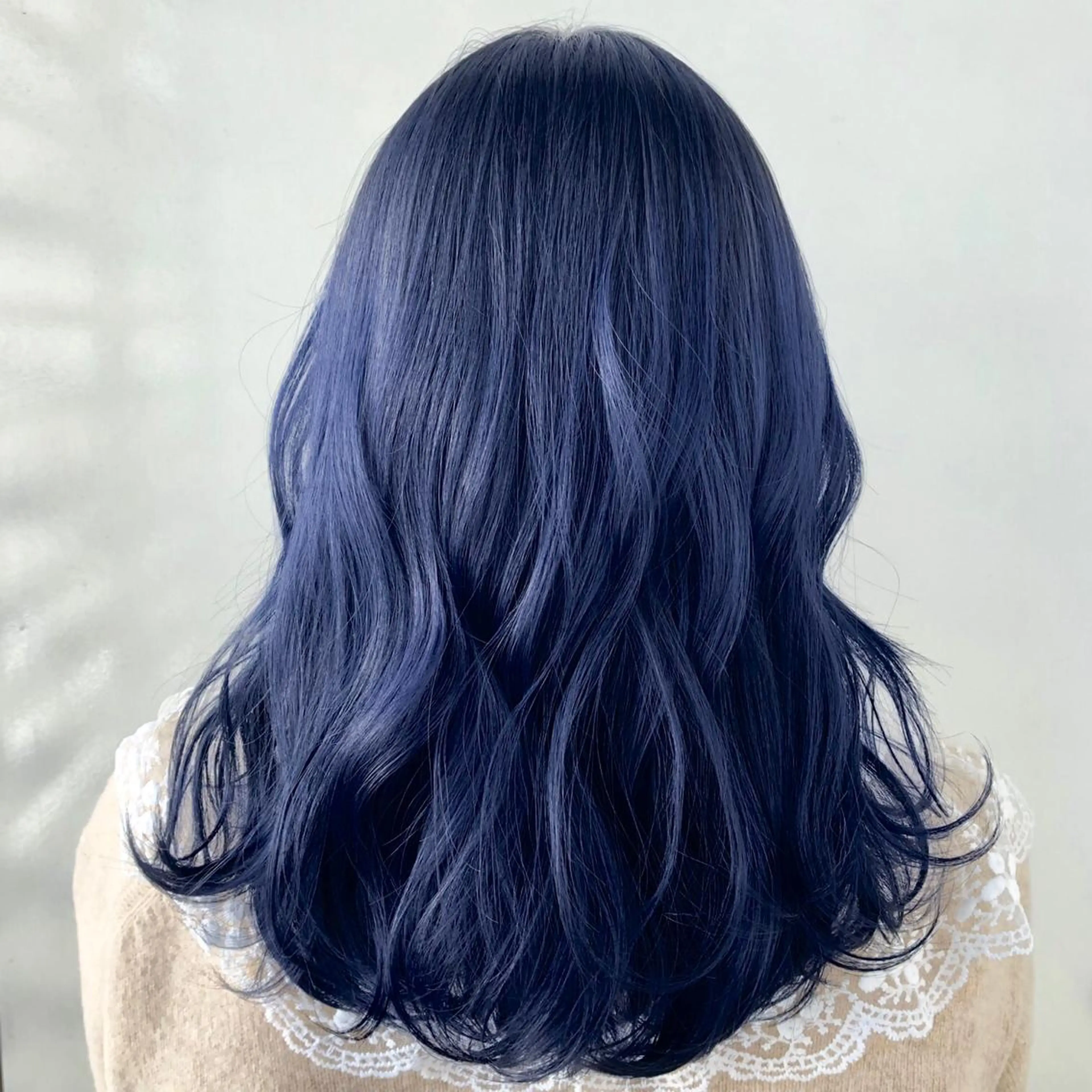 セミロング カラー ANNA ／艶髪／ハイトーンのヘアスタイル