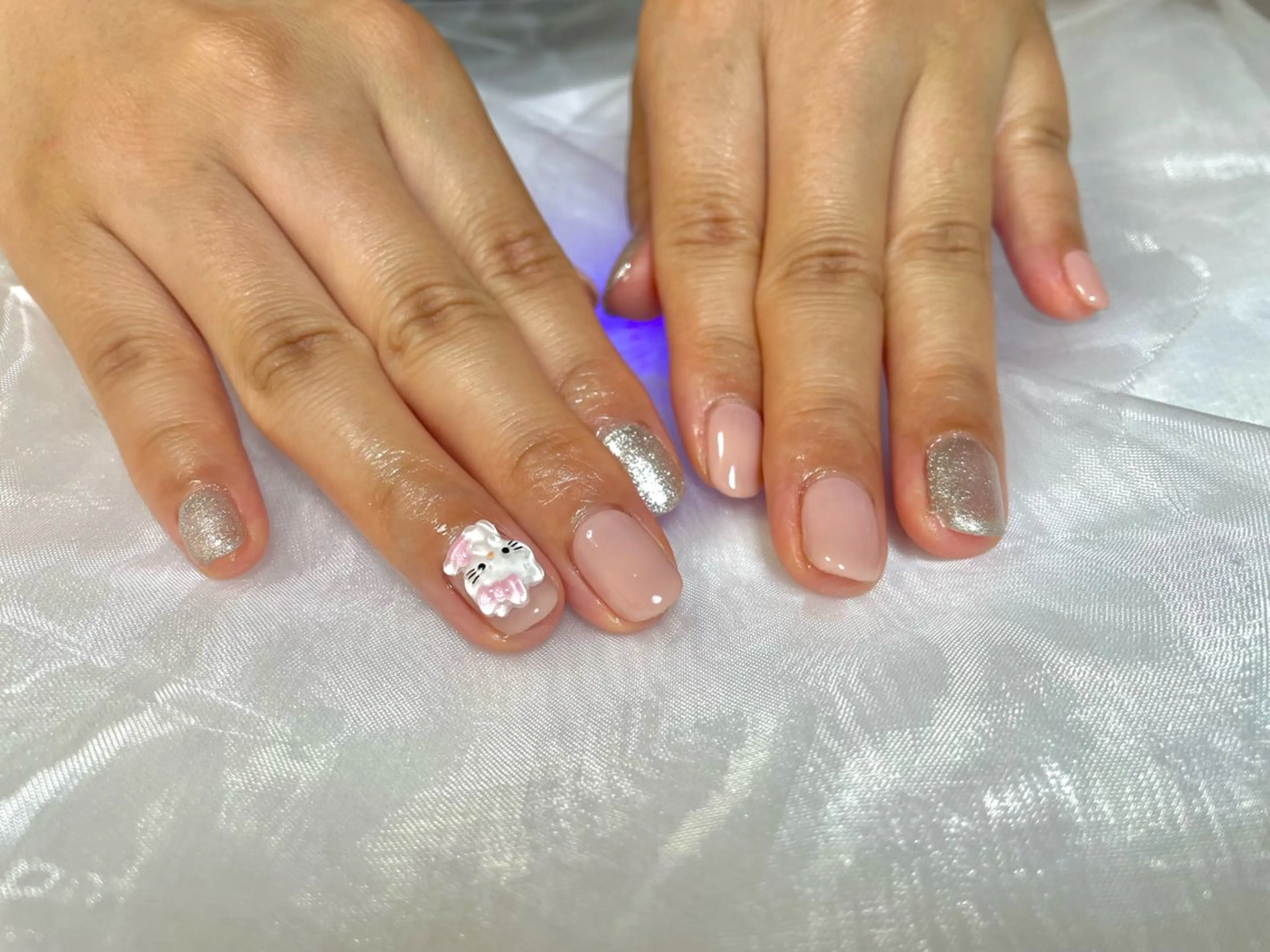 ネイル ラメ(グリッター) ワンカラーネイル ピンク ピンクベージュ シルバー ハンドネイル alma (アルマ)のネイルデザイン