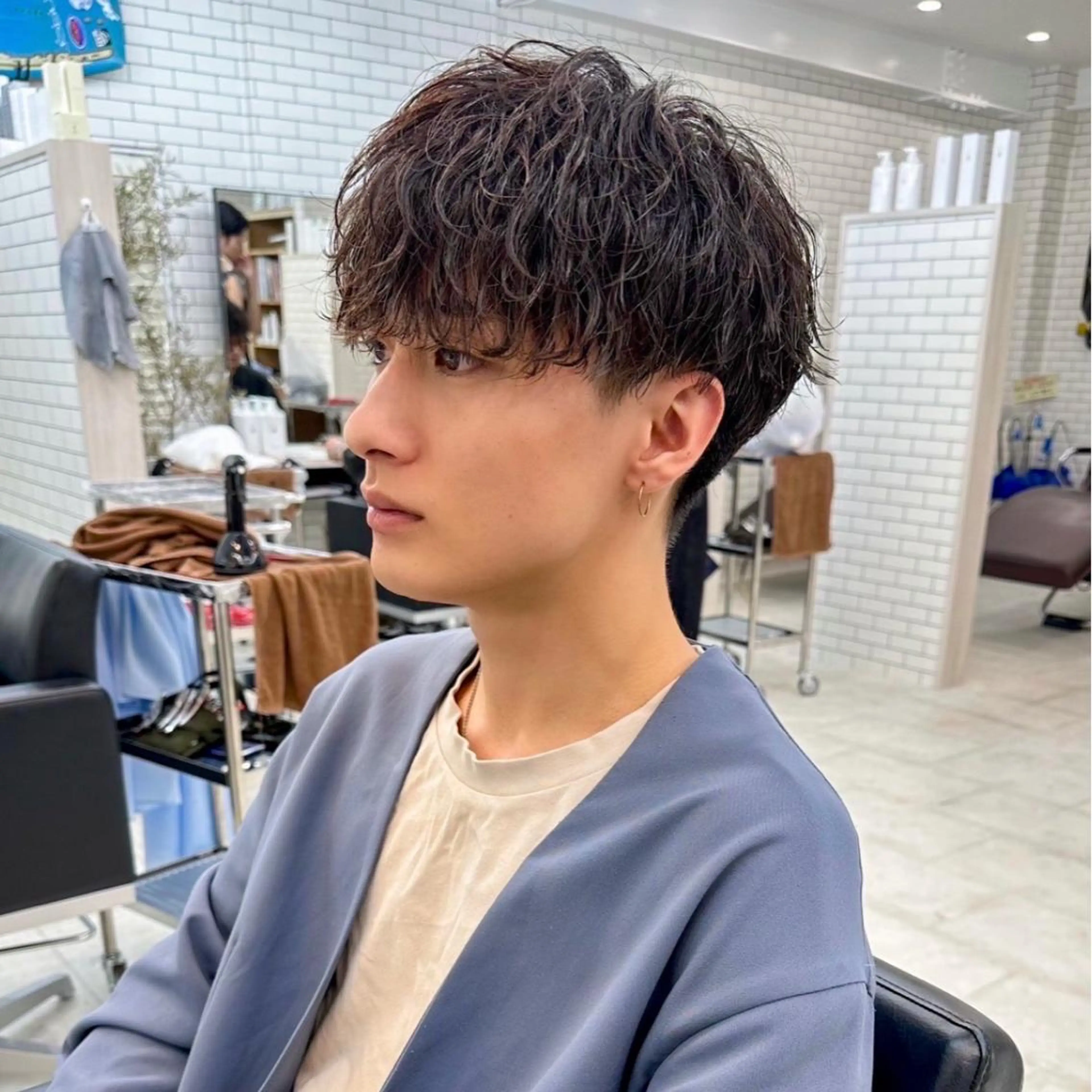 ミディアム パーマ メンズ ミディアムパーマ メンズパーマ 波巻きパーマ スパイラルパーマ メンズ特化✂️ 小枝 優生のヘアスタイル