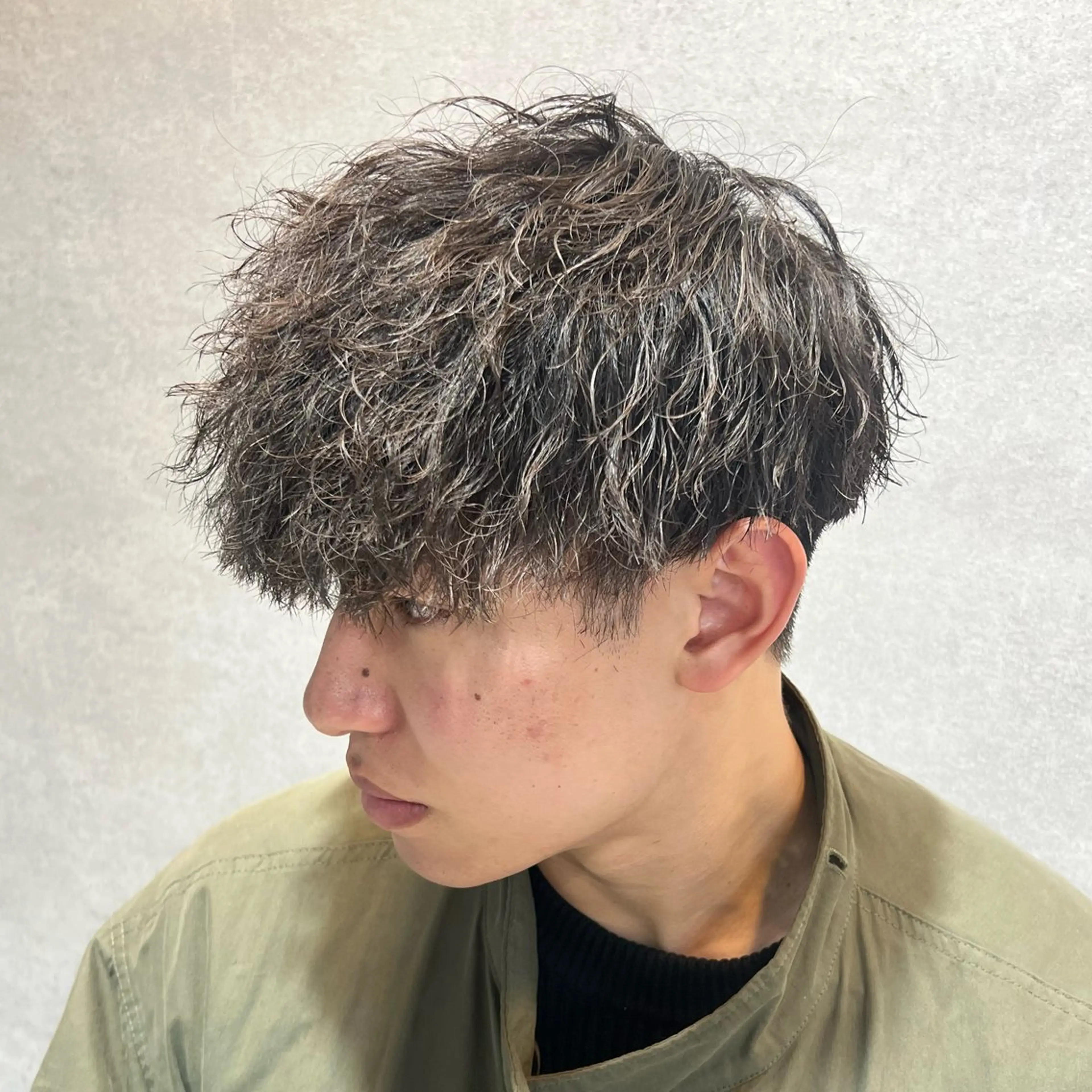 ショート カラー パーマ ヘアアレンジ メンズ センターパート メンズハイライト メンズメッシュ マッシュ メンズパーマ カット パーマ トリートメント ヘッドスパ ヘアセット 仕上がり満足度No. 1🔥BLUCK🔥のヘアスタイル