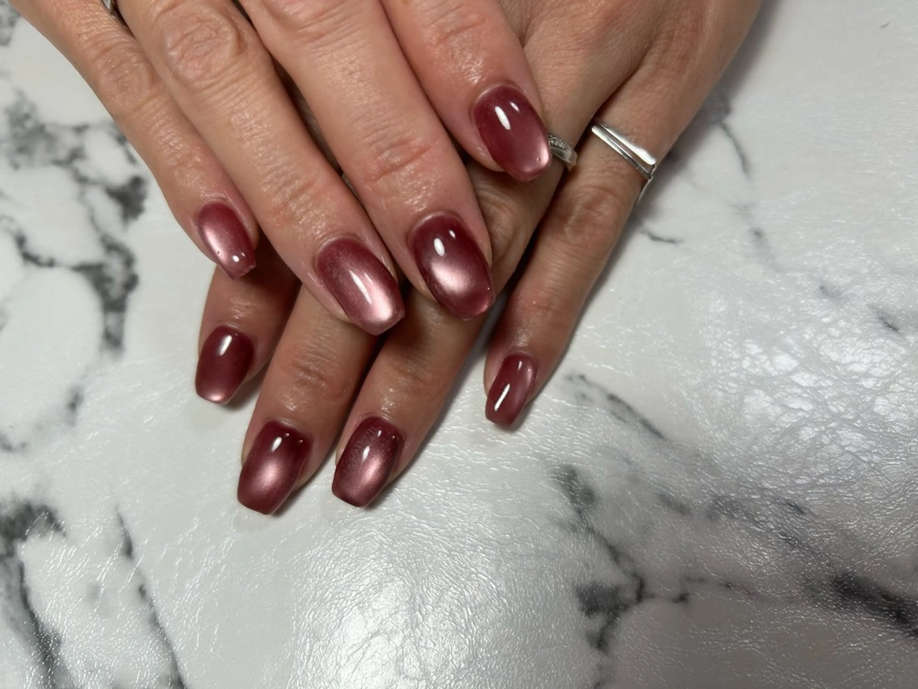 ネイル マグネットネイル ビー玉ネイル 赤色 佐々木 亜美のネイルデザイン