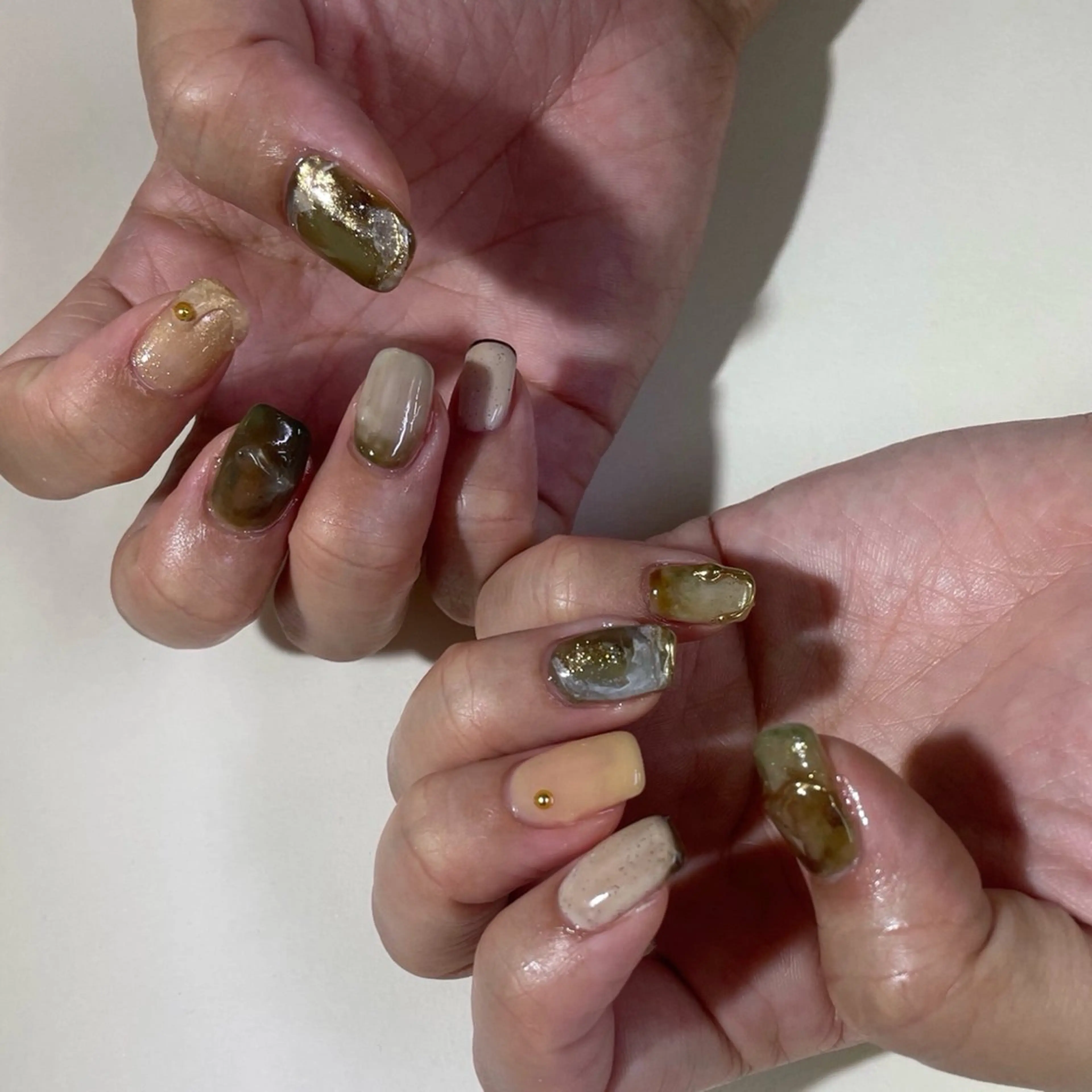 ネイル アートネイル べっ甲ネイル ジェルネイル グリーン キラキラネイル nailstudio eviz新宿店のネイルデザイン