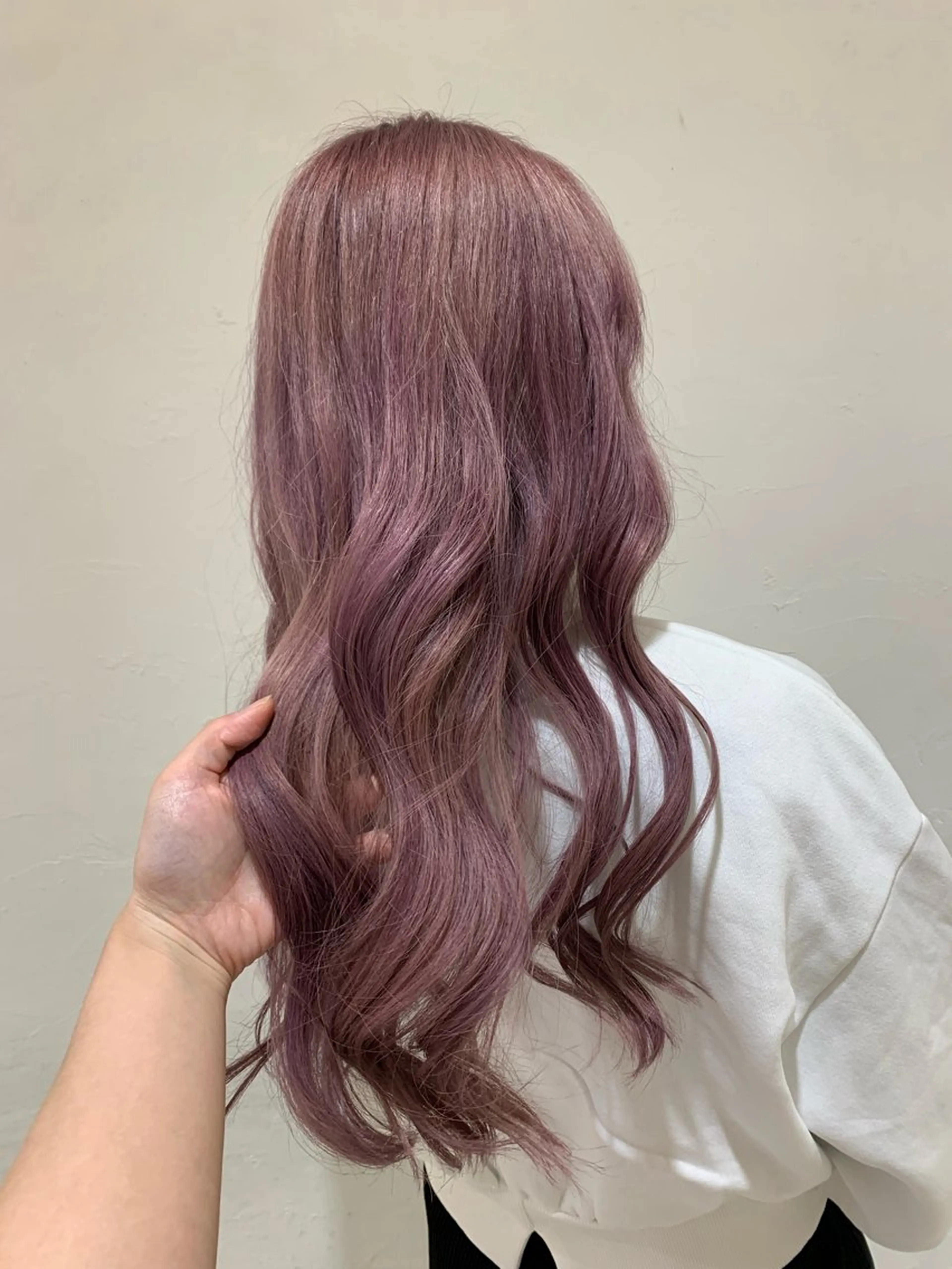 ロング パープルカラー 金澤 夏海のヘアスタイル