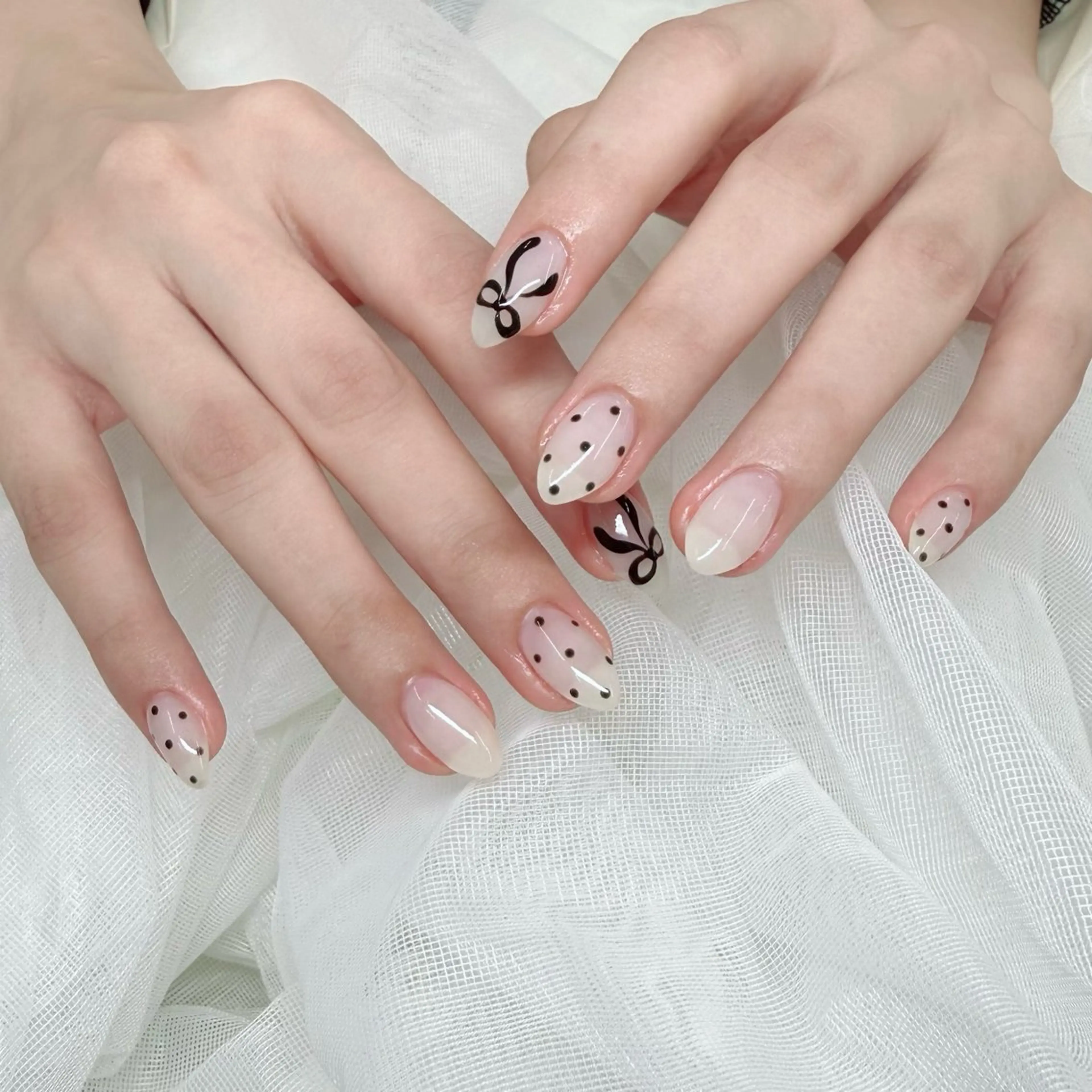 ネイル アートネイル ドット リボン シンプルネイル ハンドネイル Amie NAILのネイルデザイン