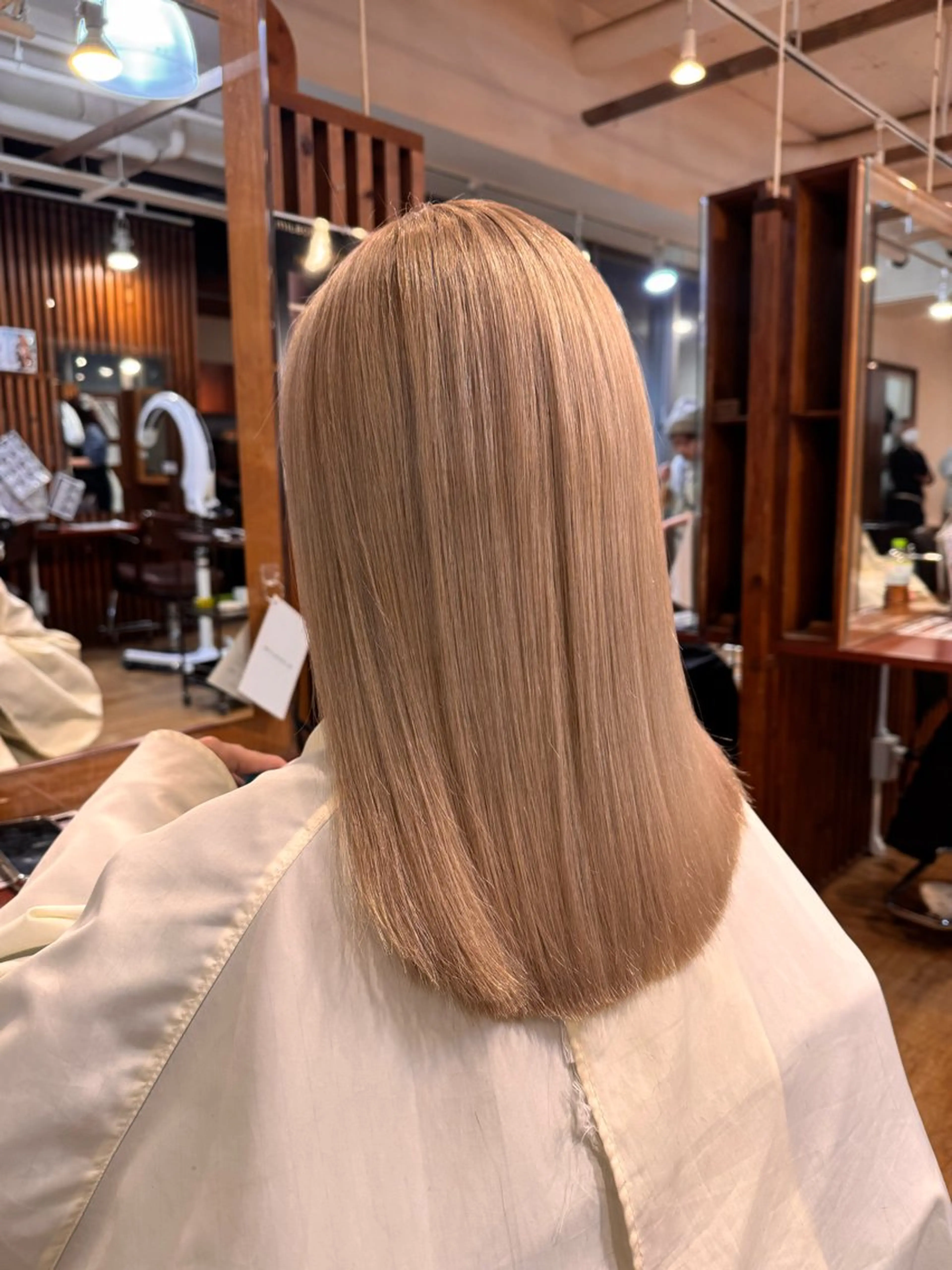 ミディアム カット ヘアカラー ルーツ/ デザイン/ ハイトーン/おこのぎのヘアスタイル