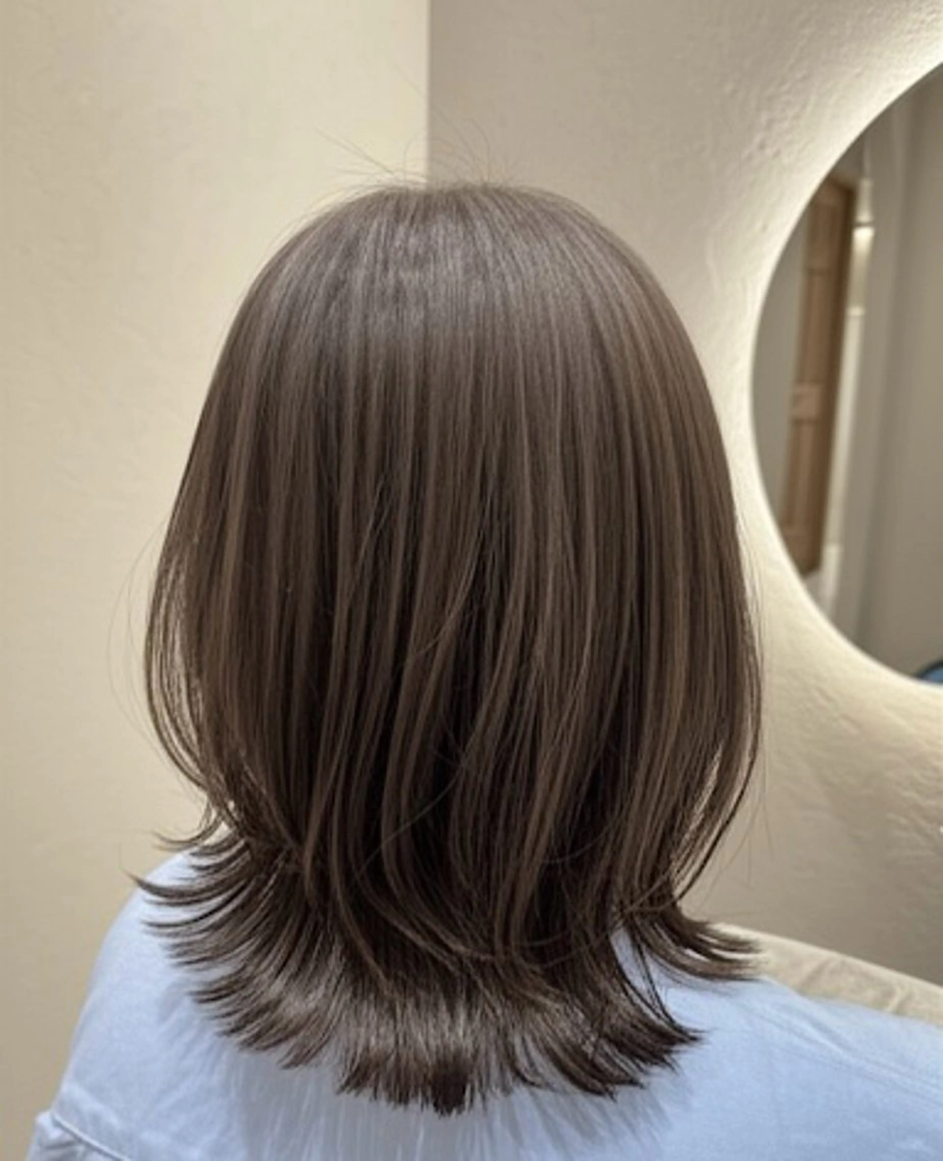 ミディアム レイヤーカット 外ハネヘア カット ヘアカラー トリートメント 💫髪質改善縮毛矯正 💫KITAのヘアスタイル