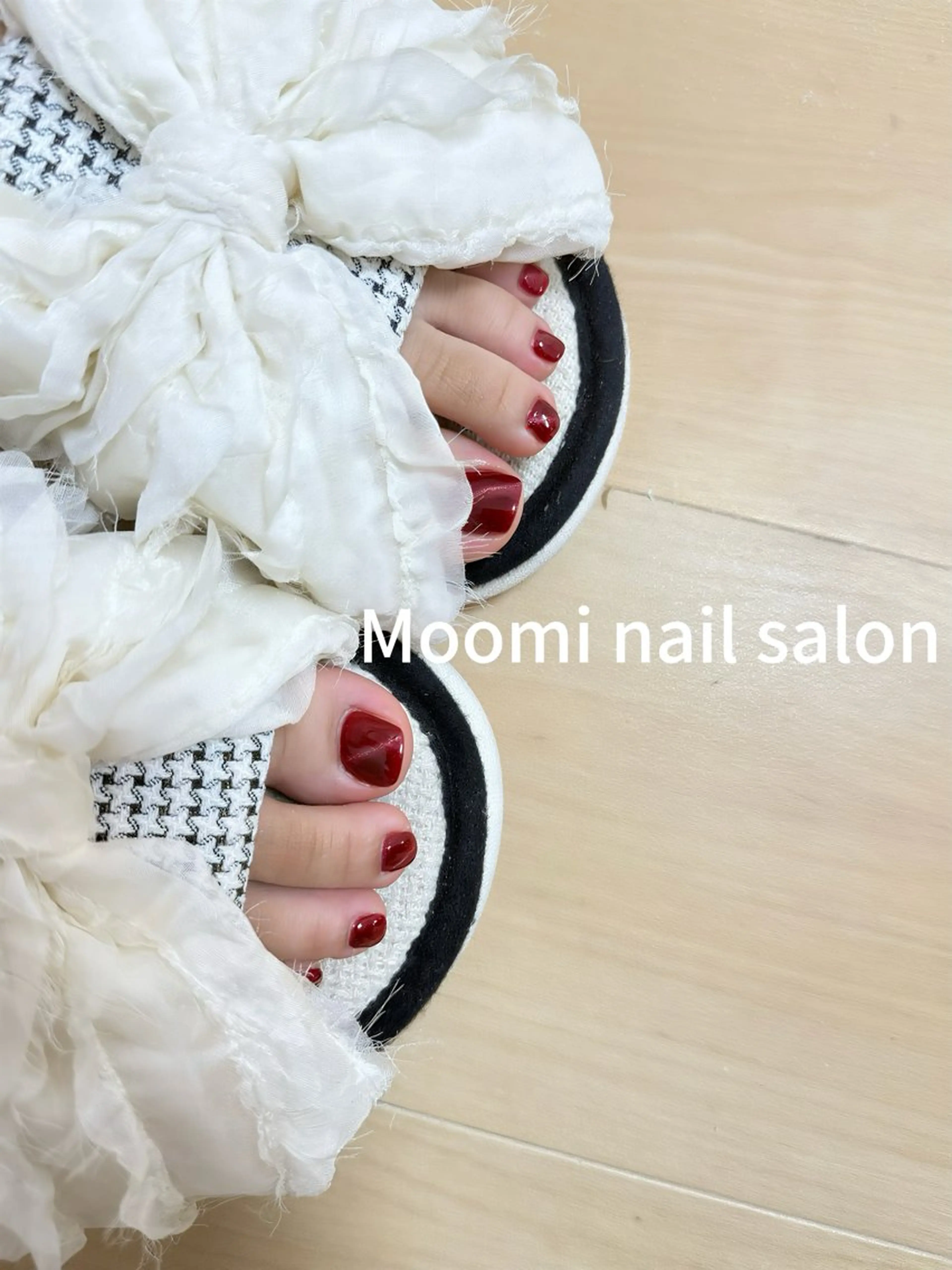 ネイル マグネットネイル 赤色 フットネイル Moomi nail salonのネイルデザイン