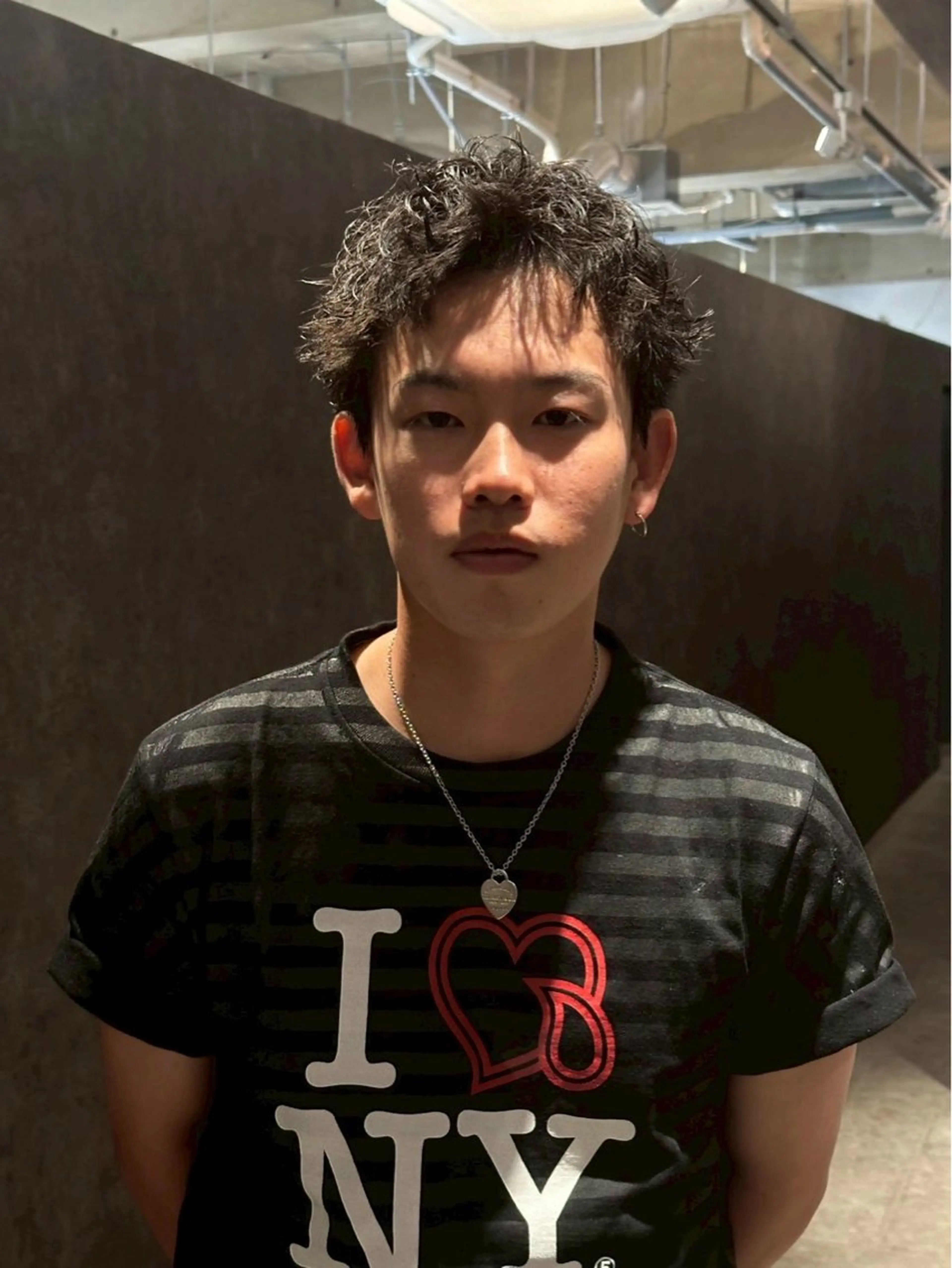 ショート パーマ メンズ メンズブリーチ センターパート フェードカット フェザーパーマ メンズハイライト カット パーマ トリートメント 金山駅前/メンズ パーマ/真柄 恒輝のヘアスタイル