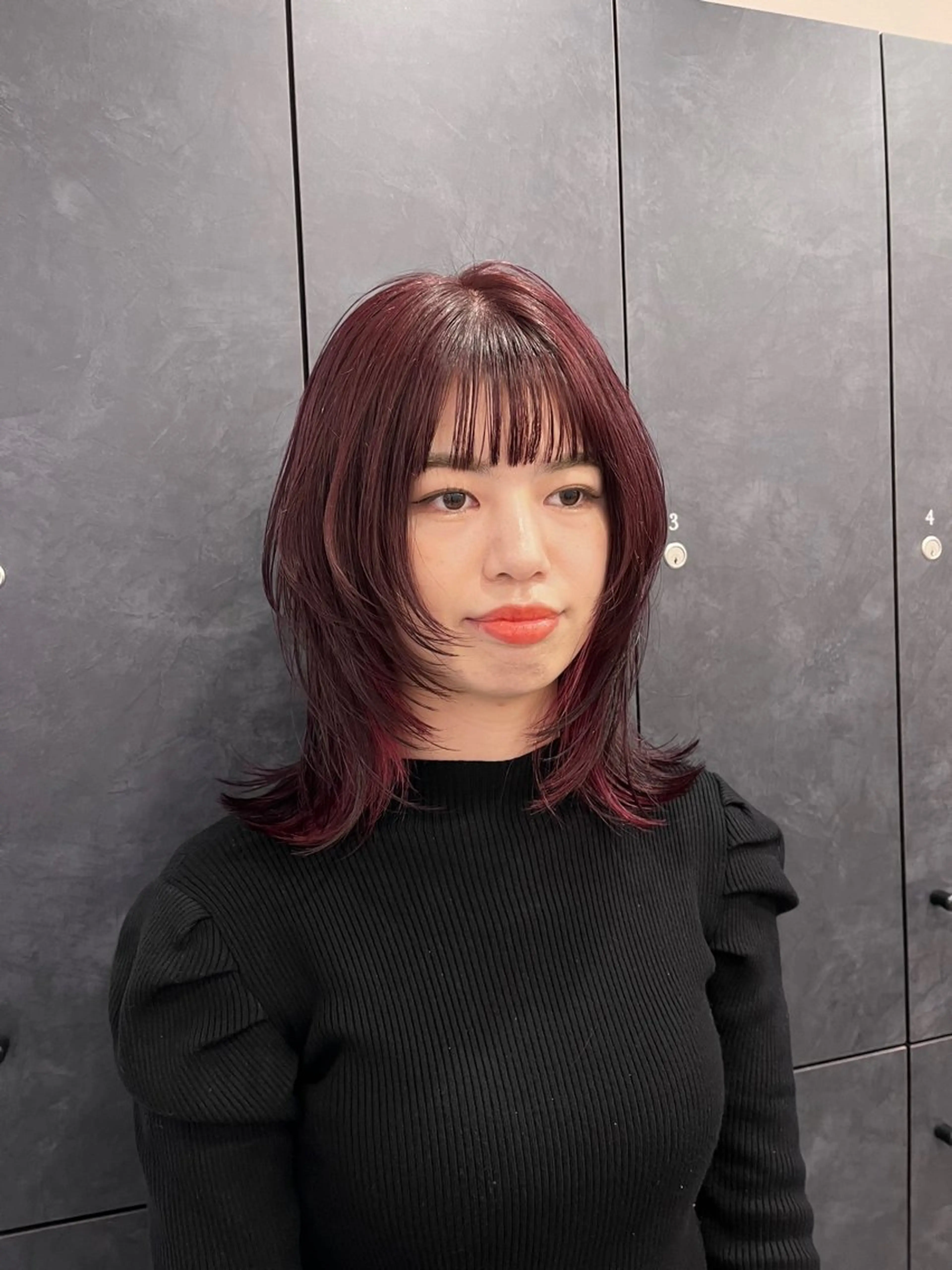 ミディアム カラー インナーカラー レッドカラー 顔まわりレイヤー 顔周りカット レイヤーカット Ｖｉｏｔ  銀座 樋口 桃佳のヘアスタイル