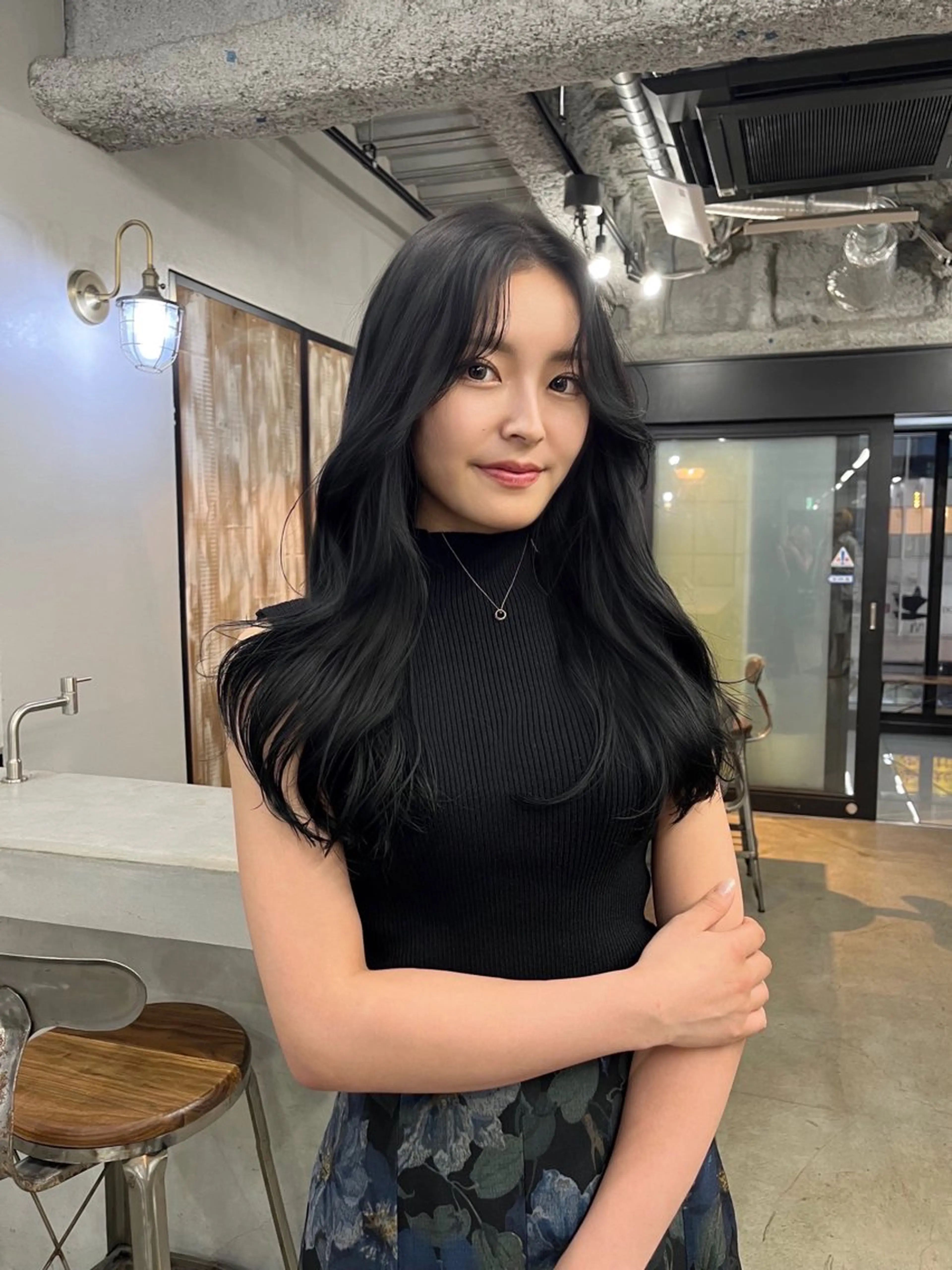 ロング カラー ヘアアレンジ 黒髪 ブルーカラー ブルーブラック 透明感カラー グレージュ カット ヘアカラー トリートメント ヘアセット 韓国ヘア🫧 KAZUTOのヘアスタイル