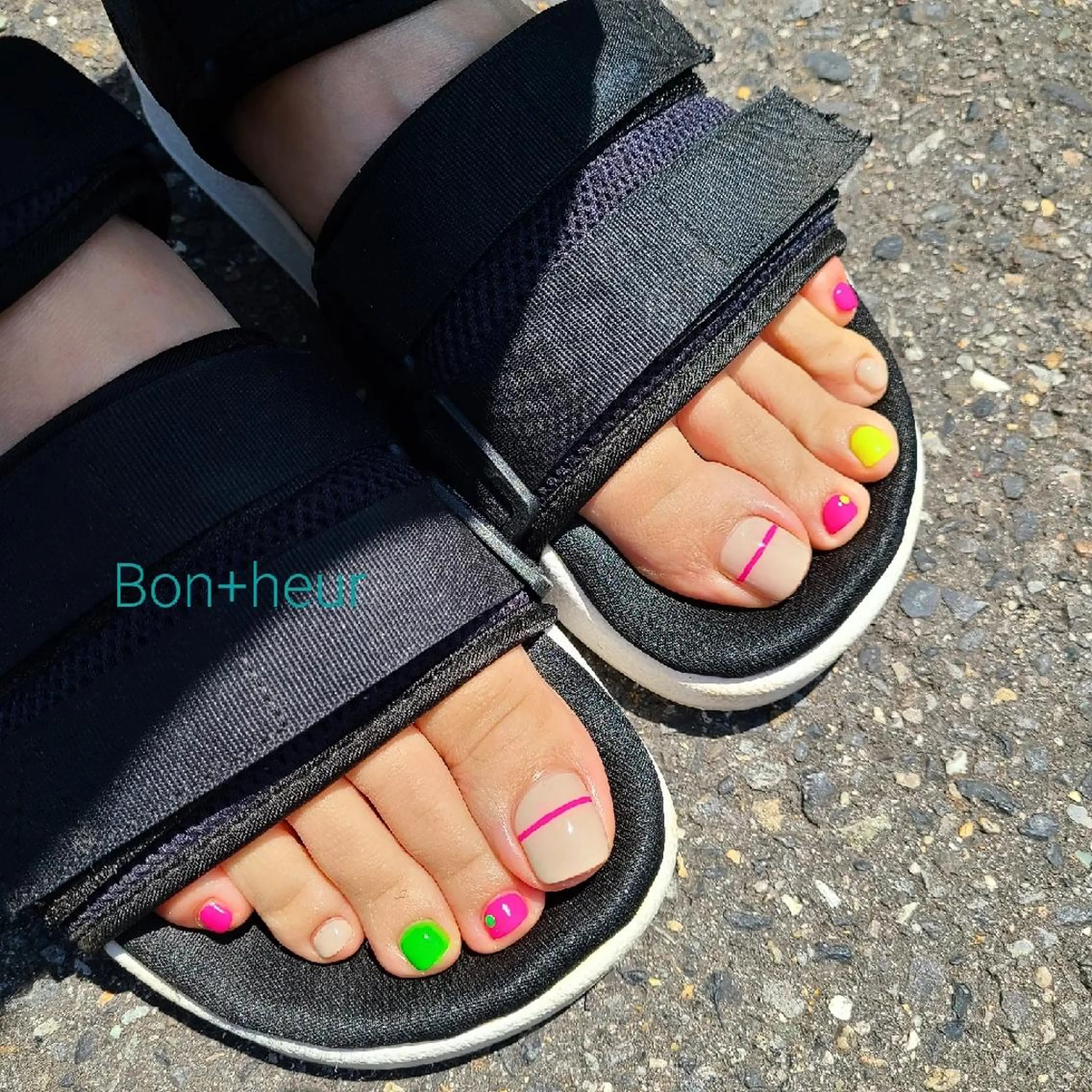 ネイル フラワーネイル フットネイル ジェルネイル グラデーション ラメ(グリッター) 宮口 紗子のネイルデザイン