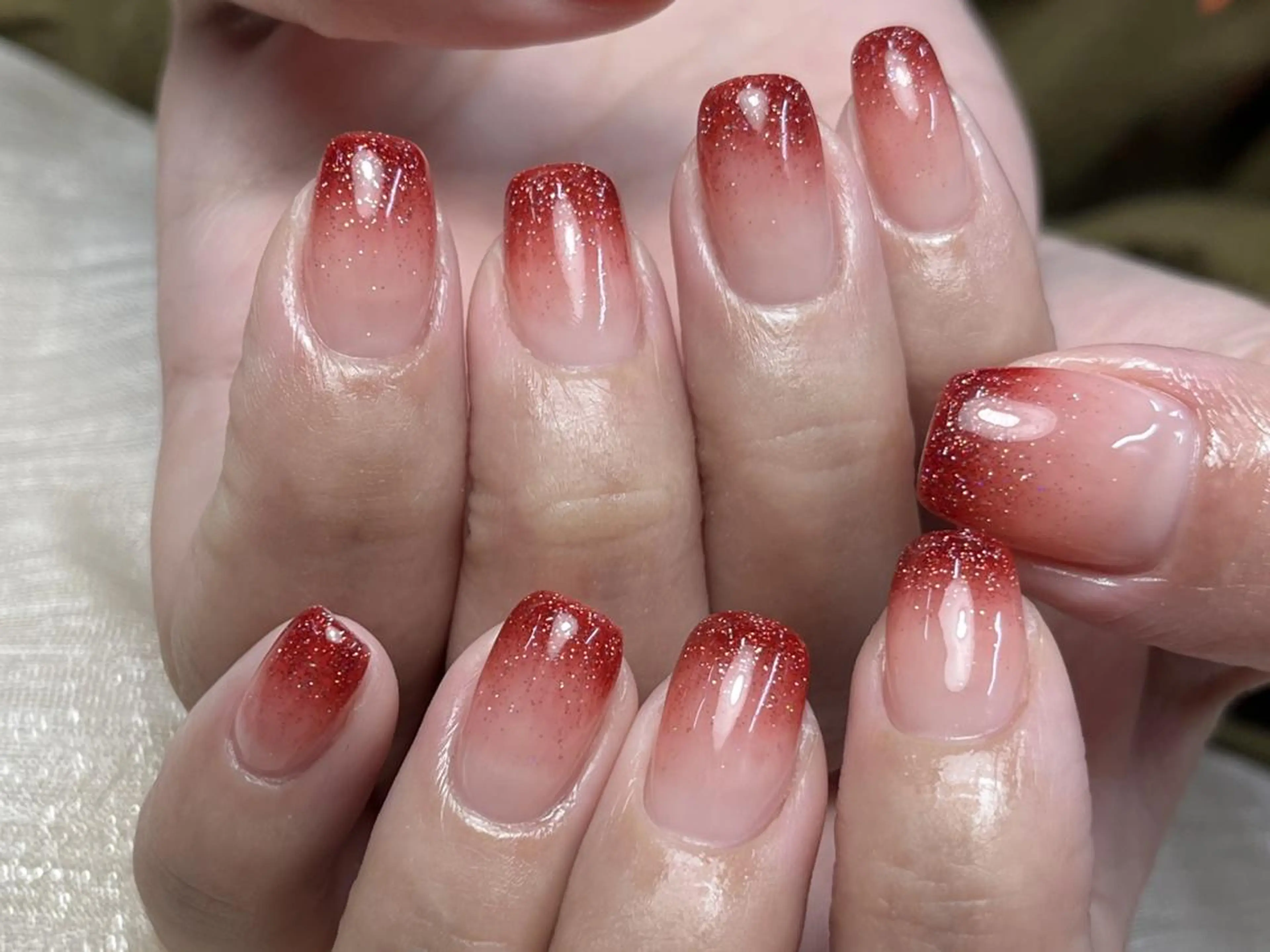 ネイル グラデーション ラメ(グリッター) 赤色 シンプルネイル ハンドネイル ハンドケア ToliyDeliy Nail Salonのネイルデザイン